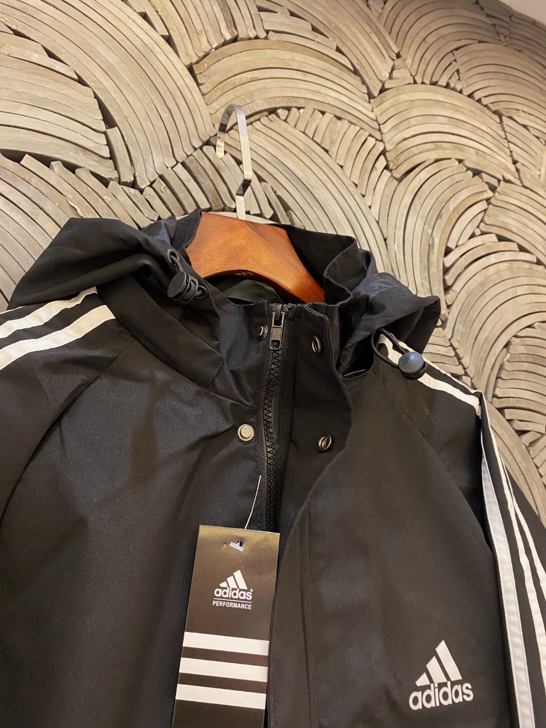  💰100
Adidas阿迪达斯专柜经典款三条杠连帽外套  男女同款情侣款，三色可选，学院风十足，经典永不过时✅绝佳出行穿搭必备单品


采用高品质梭织布料上身非常柔软舒服，胸前经典小标搭配三条杠设计，长期款版型耐看  百搭上身，印花环保级精致印花，不掉色，做工精致，细节到位，三标齐全，诚意满满

🏊🏻非常适合当季的款，上身百搭不挑人，玩转开学季,期待你我共同的驾驭🤩

颜色黑色，藏蓝色

尺码m~5xl




















