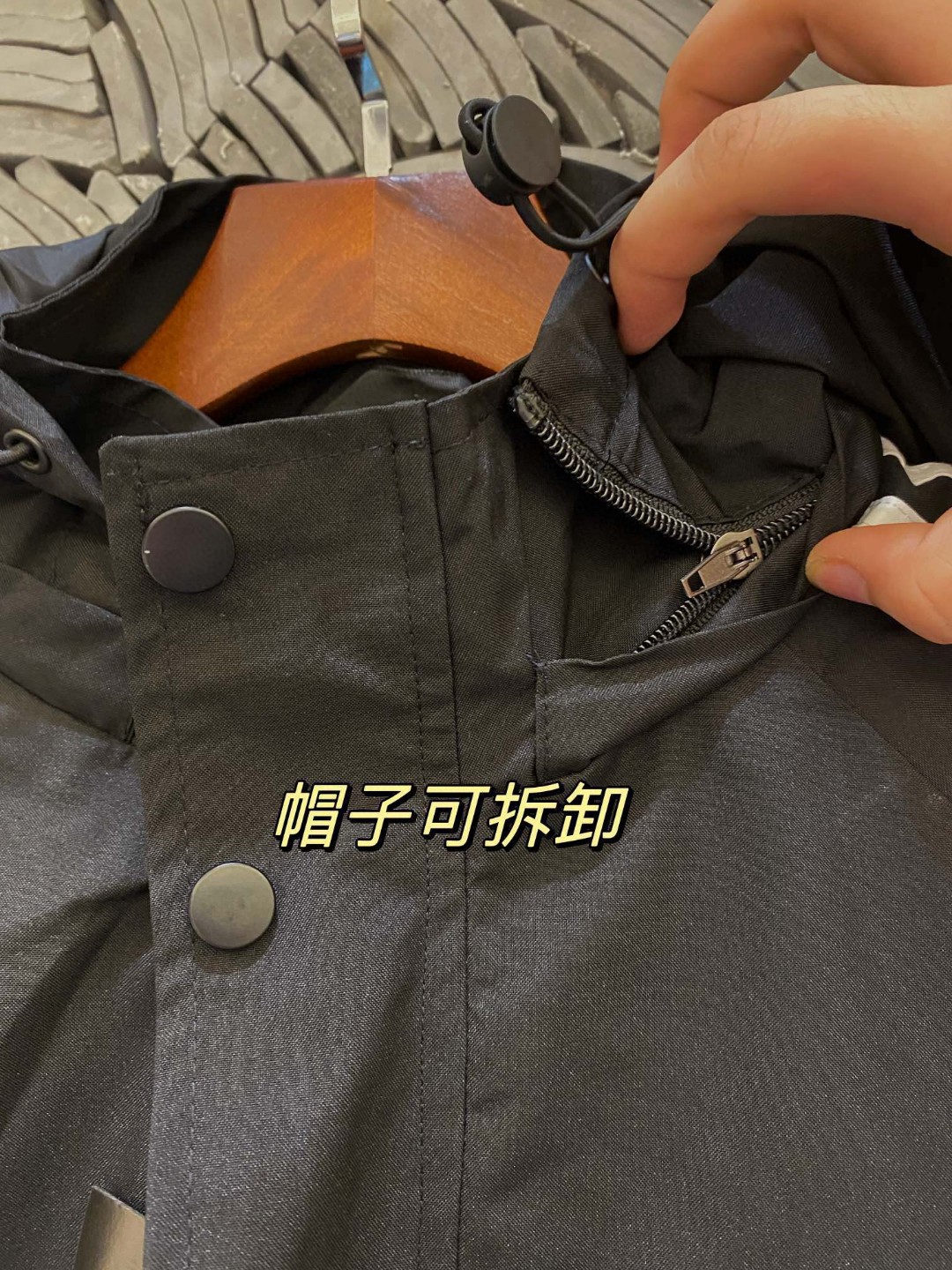 💰100
Adidas阿迪达斯专柜经典款三条杠连帽外套  男女同款情侣款，三色可选，学院风十足，经典永不过时✅绝佳出行穿搭必备单品


采用高品质梭织布料上身非常柔软舒服，胸前经典小标搭配三条杠设计，长期款版型耐看  百搭上身，印花环保级精致印花，不掉色，做工精致，细节到位，三标齐全，诚意满满

🏊🏻非常适合当季的款，上身百搭不挑人，玩转开学季,期待你我共同的驾驭🤩

颜色黑色，藏蓝色

尺码m~5xl




















