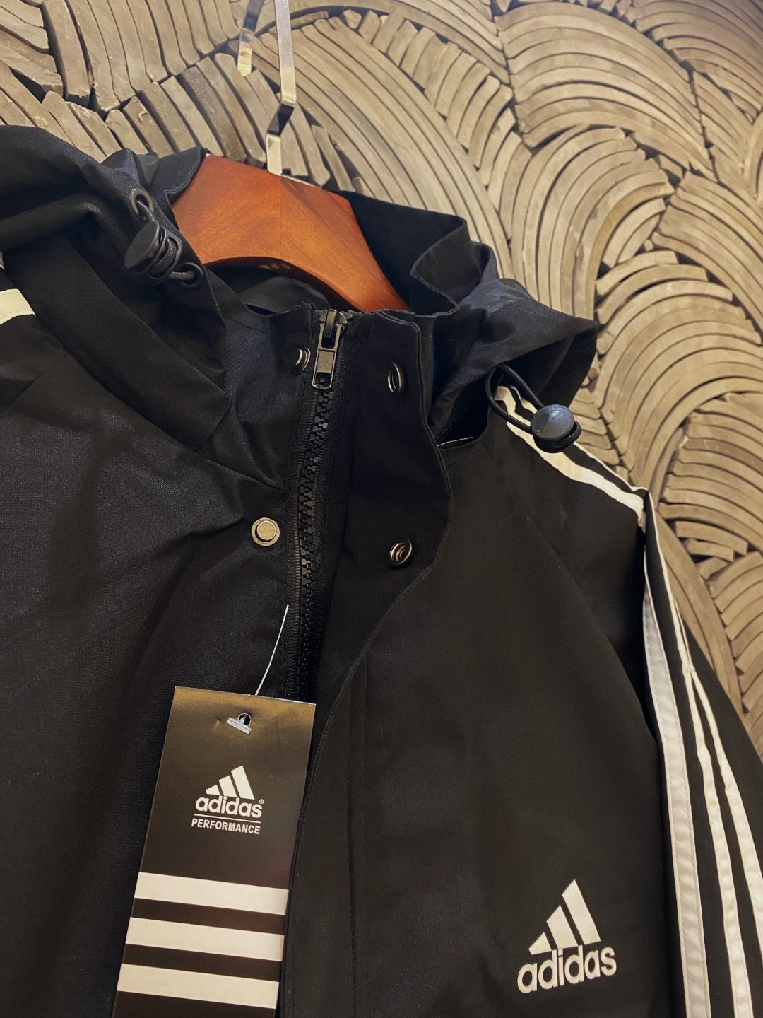  💰100
Adidas阿迪达斯专柜经典款三条杠连帽外套  男女同款情侣款，三色可选，学院风十足，经典永不过时✅绝佳出行穿搭必备单品


采用高品质梭织布料上身非常柔软舒服，胸前经典小标搭配三条杠设计，长期款版型耐看  百搭上身，印花环保级精致印花，不掉色，做工精致，细节到位，三标齐全，诚意满满

🏊🏻非常适合当季的款，上身百搭不挑人，玩转开学季,期待你我共同的驾驭🤩

颜色黑色，藏蓝色

尺码m~5xl




















