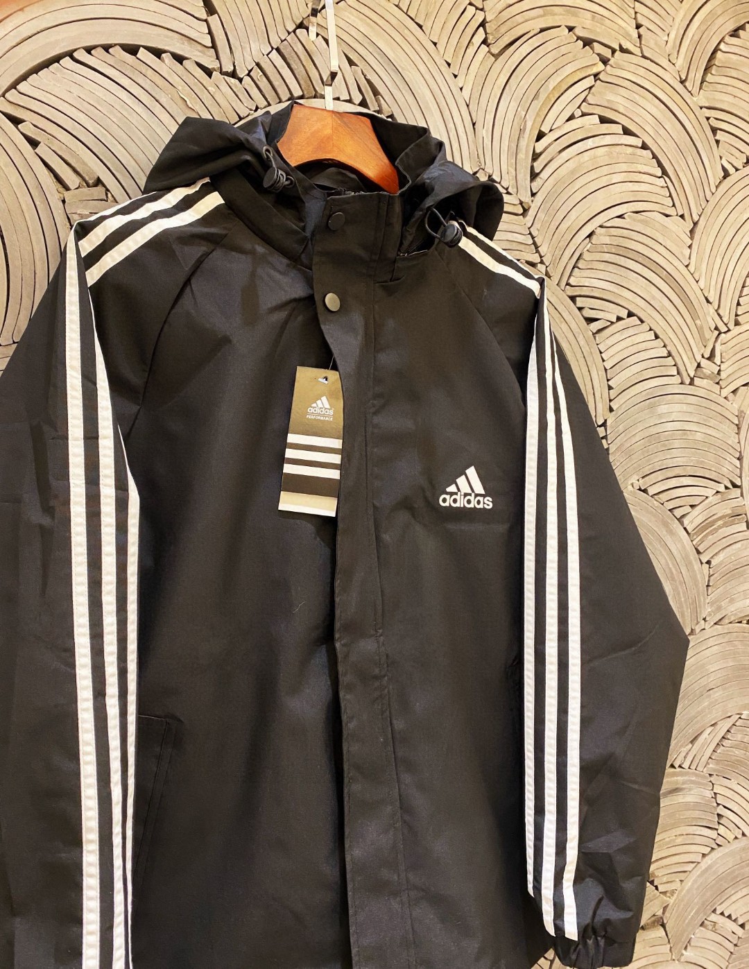  💰100
Adidas阿迪达斯专柜经典款三条杠连帽外套  男女同款情侣款，三色可选，学院风十足，经典永不过时✅绝佳出行穿搭必备单品


采用高品质梭织布料上身非常柔软舒服，胸前经典小标搭配三条杠设计，长期款版型耐看  百搭上身，印花环保级精致印花，不掉色，做工精致，细节到位，三标齐全，诚意满满

🏊🏻非常适合当季的款，上身百搭不挑人，玩转开学季,期待你我共同的驾驭🤩

颜色黑色，藏蓝色

尺码m~5xl




















