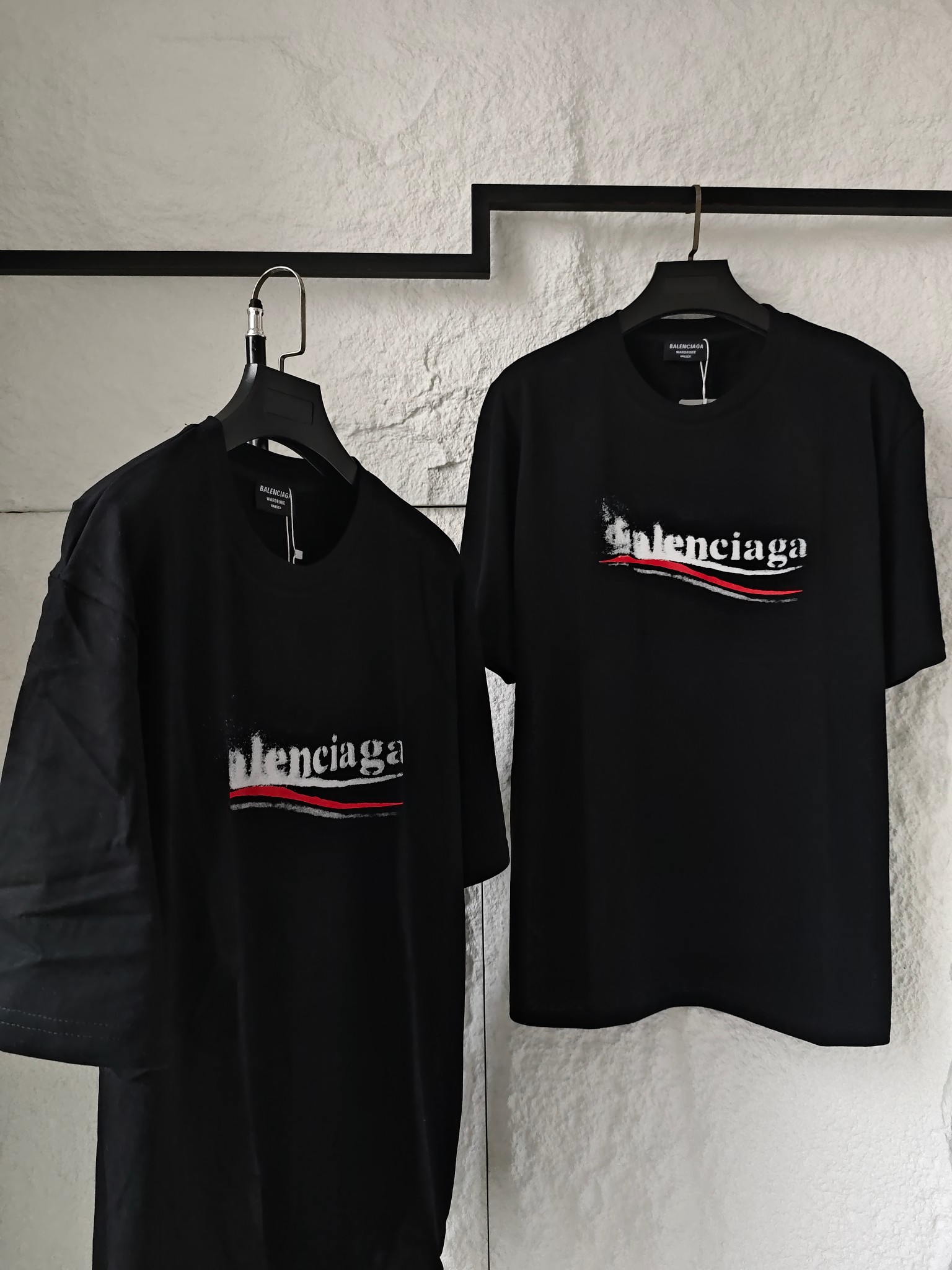 85💰
BALENCIAGA 巴黎世家24最新模糊海浪可乐logo情侣款圆领短袖T恤,男女同款,你值得拥有✅绝佳夏季穿搭必备单品 经典百搭永不过时系列,男女同款👫 情侣可搭
甄选纯棉260g双纱面料,手感细腻柔软,亲肤透气,胸前采用BB家模糊可乐字母logo元素设计,☀️上身帅气潮流百搭,整件做法采用三针五线工艺,领口-肩缝-袖缝-压双线,看上去更立体更有质感,Oversize版型,做工精致,细节到位,三标齐全,诚意满满,夏日必备百搭奢潮单品
🏊🏻非常适合夏季的款,上身百搭不挑人,玩转你的夏天,期待你我共同的驾驭🤩
颜色:黑色
尺码:s~3XL
胸围 衣长 肩宽,适合身高体重
s 104 66 48,建议155到160,建议体重105斤以内
M 108 68 50,建议身高160到165,建议体重105到125斤
L 112 70 52,建议身高165到175,建议体重125到145斤
XL 116 72 54,建议身高175到180,建议体重145到170斤
XXL. 120 74 56,建议身高180到185,建议体重170到190斤
3xl 124 76 58,建议身高185到190,建议体重190到205斤
⚠️手工误差1到2cm,以实物为准