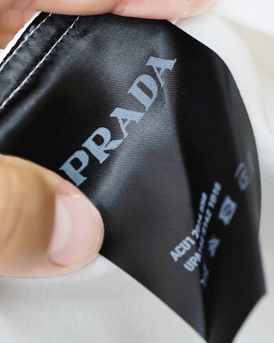 💰105
prada/普拉达25ss新款胸前字母涂鸦logo情侣款圆领卫衣,男女同款👫 情侣可搭,店主强烈推荐👍
采用纯棉定制360g面料,手感细腻柔软,亲肤透气,胸前采用字母涂鸦logo元素设计,上身帅气潮流百搭,整件做法采用三针五线工艺,领口-肩缝-袖缝-压双线,看上去更立体更有质感,Oversize版型,做工精致,三标齐全,四季必备百搭奢潮单品
颜色:黑色,白色
尺码 胸围 衣长 肩宽
M 108 68 50
L 112 70 52
XL 116 72 54
XXL. 120 74 56
3XL. 124 76 58
建议身高体重
M适合身高155-165体重105斤以内
L适合身高165-170体重105-130斤
XL适合身高170-175体重130-155斤
XXl适合身高175-180体重155-175斤
3XL适合身高180-190体重175-200斤
⚠️手工误差1到2cm,具体以实物为准