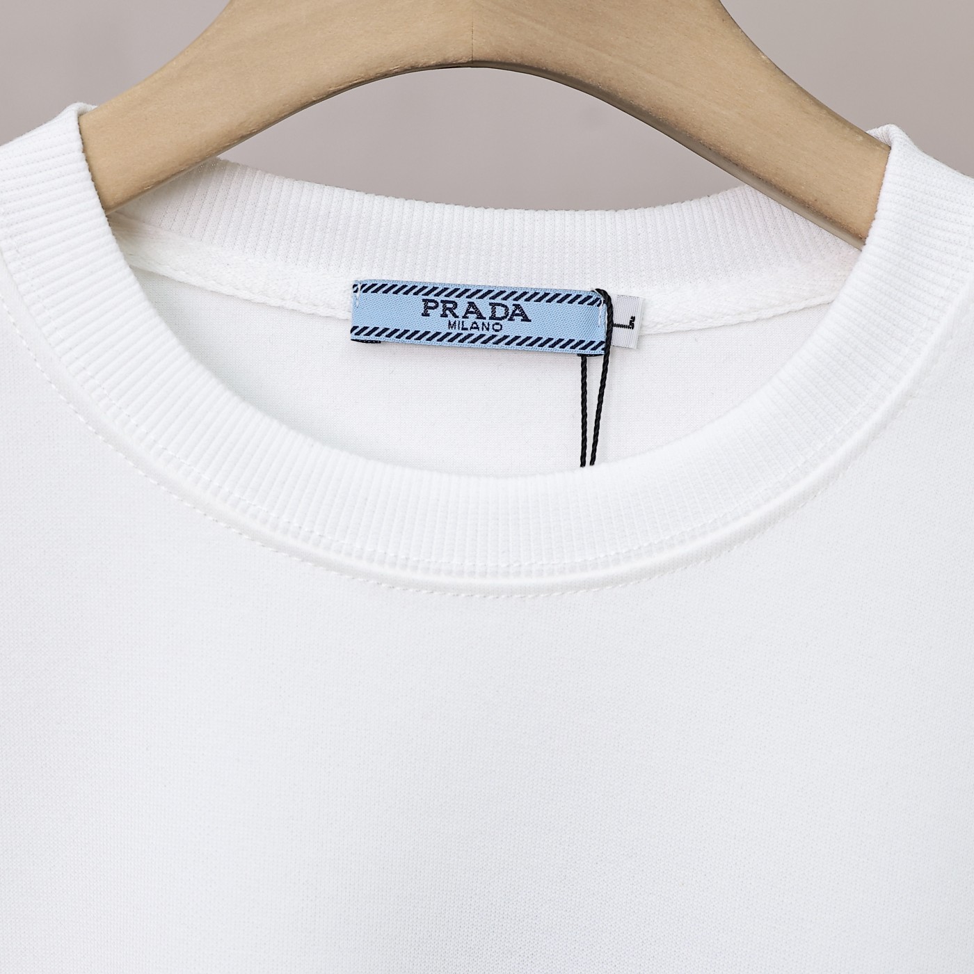 💰105
prada/普拉达25ss新款胸前字母涂鸦logo情侣款圆领卫衣,男女同款👫 情侣可搭,店主强烈推荐👍
采用纯棉定制360g面料,手感细腻柔软,亲肤透气,胸前采用字母涂鸦logo元素设计,上身帅气潮流百搭,整件做法采用三针五线工艺,领口-肩缝-袖缝-压双线,看上去更立体更有质感,Oversize版型,做工精致,三标齐全,四季必备百搭奢潮单品
颜色:黑色,白色
尺码 胸围 衣长 肩宽
M 108 68 50
L 112 70 52
XL 116 72 54
XXL. 120 74 56
3XL. 124 76 58
建议身高体重
M适合身高155-165体重105斤以内
L适合身高165-170体重105-130斤
XL适合身高170-175体重130-155斤
XXl适合身高175-180体重155-175斤
3XL适合身高180-190体重175-200斤
⚠️手工误差1到2cm,具体以实物为准