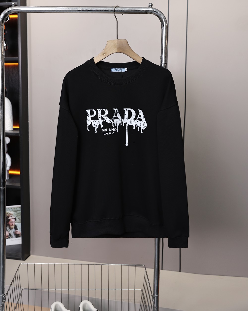 💰105
prada/普拉达25ss新款胸前字母涂鸦logo情侣款圆领卫衣,男女同款👫 情侣可搭,店主强烈推荐👍
采用纯棉定制360g面料,手感细腻柔软,亲肤透气,胸前采用字母涂鸦logo元素设计,上身帅气潮流百搭,整件做法采用三针五线工艺,领口-肩缝-袖缝-压双线,看上去更立体更有质感,Oversize版型,做工精致,三标齐全,四季必备百搭奢潮单品
颜色:黑色,白色
尺码 胸围 衣长 肩宽
M 108 68 50
L 112 70 52
XL 116 72 54
XXL. 120 74 56
3XL. 124 76 58
建议身高体重
M适合身高155-165体重105斤以内
L适合身高165-170体重105-130斤
XL适合身高170-175体重130-155斤
XXl适合身高175-180体重155-175斤
3XL适合身高180-190体重175-200斤
⚠️手工误差1到2cm,具体以实物为准