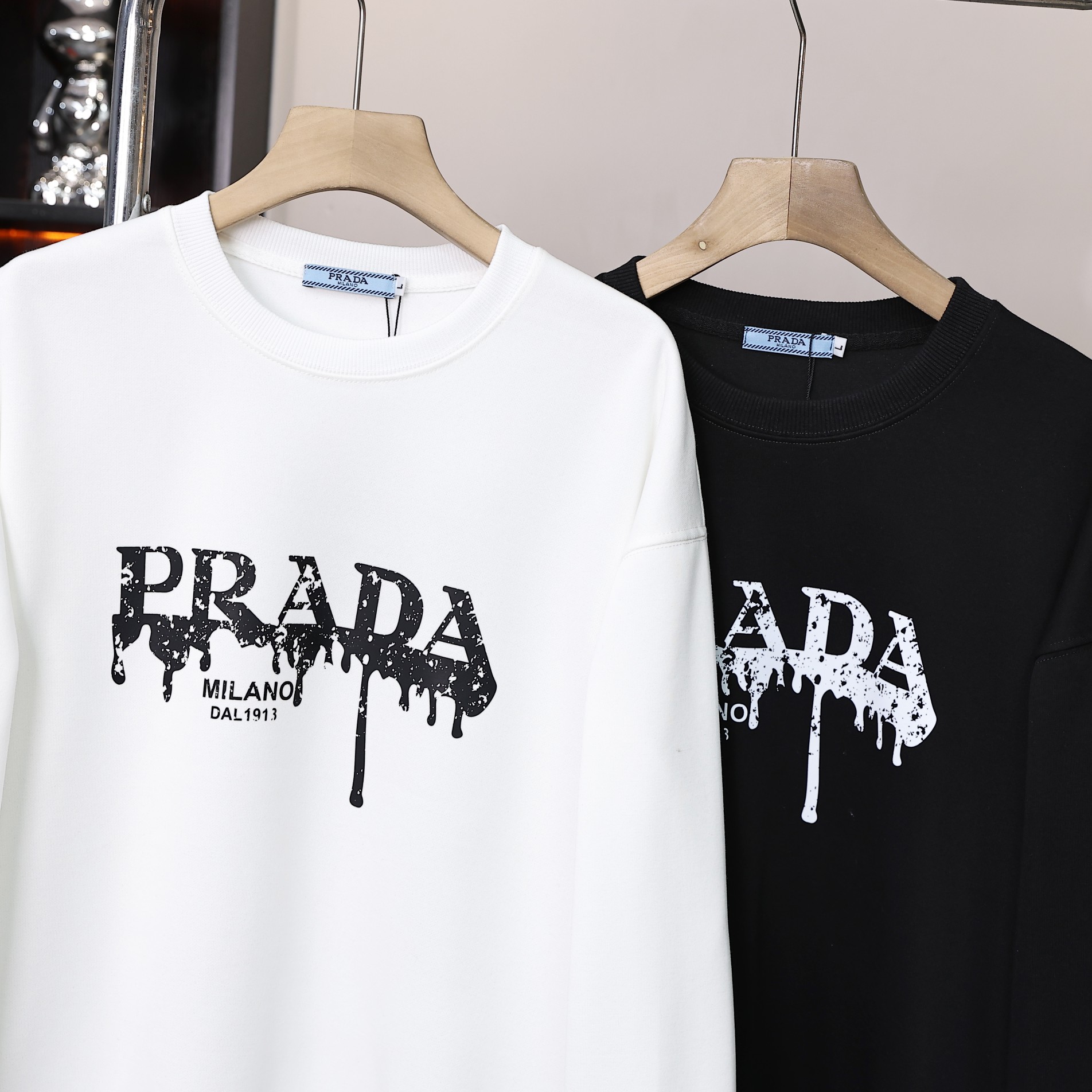 💰105
prada/普拉达25ss新款胸前字母涂鸦logo情侣款圆领卫衣,男女同款👫 情侣可搭,店主强烈推荐👍
采用纯棉定制360g面料,手感细腻柔软,亲肤透气,胸前采用字母涂鸦logo元素设计,上身帅气潮流百搭,整件做法采用三针五线工艺,领口-肩缝-袖缝-压双线,看上去更立体更有质感,Oversize版型,做工精致,三标齐全,四季必备百搭奢潮单品
颜色:黑色,白色
尺码 胸围 衣长 肩宽
M 108 68 50
L 112 70 52
XL 116 72 54
XXL. 120 74 56
3XL. 124 76 58
建议身高体重
M适合身高155-165体重105斤以内
L适合身高165-170体重105-130斤
XL适合身高170-175体重130-155斤
XXl适合身高175-180体重155-175斤
3XL适合身高180-190体重175-200斤
⚠️手工误差1到2cm,具体以实物为准