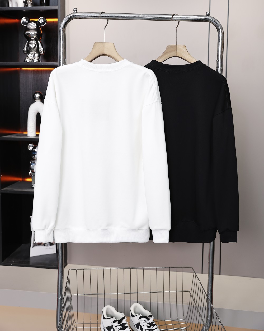 💰105
prada/普拉达25ss新款胸前字母涂鸦logo情侣款圆领卫衣,男女同款👫 情侣可搭,店主强烈推荐👍
采用纯棉定制360g面料,手感细腻柔软,亲肤透气,胸前采用字母涂鸦logo元素设计,上身帅气潮流百搭,整件做法采用三针五线工艺,领口-肩缝-袖缝-压双线,看上去更立体更有质感,Oversize版型,做工精致,三标齐全,四季必备百搭奢潮单品
颜色:黑色,白色
尺码 胸围 衣长 肩宽
M 108 68 50
L 112 70 52
XL 116 72 54
XXL. 120 74 56
3XL. 124 76 58
建议身高体重
M适合身高155-165体重105斤以内
L适合身高165-170体重105-130斤
XL适合身高170-175体重130-155斤
XXl适合身高175-180体重155-175斤
3XL适合身高180-190体重175-200斤
⚠️手工误差1到2cm,具体以实物为准