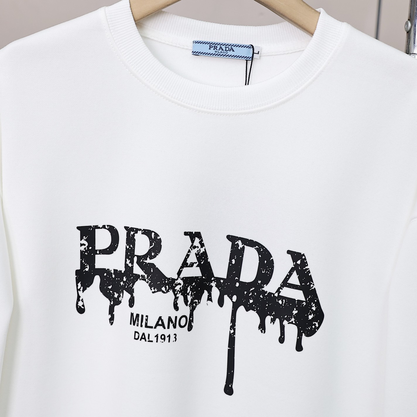 💰105
prada/普拉达25ss新款胸前字母涂鸦logo情侣款圆领卫衣,男女同款👫 情侣可搭,店主强烈推荐👍
采用纯棉定制360g面料,手感细腻柔软,亲肤透气,胸前采用字母涂鸦logo元素设计,上身帅气潮流百搭,整件做法采用三针五线工艺,领口-肩缝-袖缝-压双线,看上去更立体更有质感,Oversize版型,做工精致,三标齐全,四季必备百搭奢潮单品
颜色:黑色,白色
尺码 胸围 衣长 肩宽
M 108 68 50
L 112 70 52
XL 116 72 54
XXL. 120 74 56
3XL. 124 76 58
建议身高体重
M适合身高155-165体重105斤以内
L适合身高165-170体重105-130斤
XL适合身高170-175体重130-155斤
XXl适合身高175-180体重155-175斤
3XL适合身高180-190体重175-200斤
⚠️手工误差1到2cm,具体以实物为准