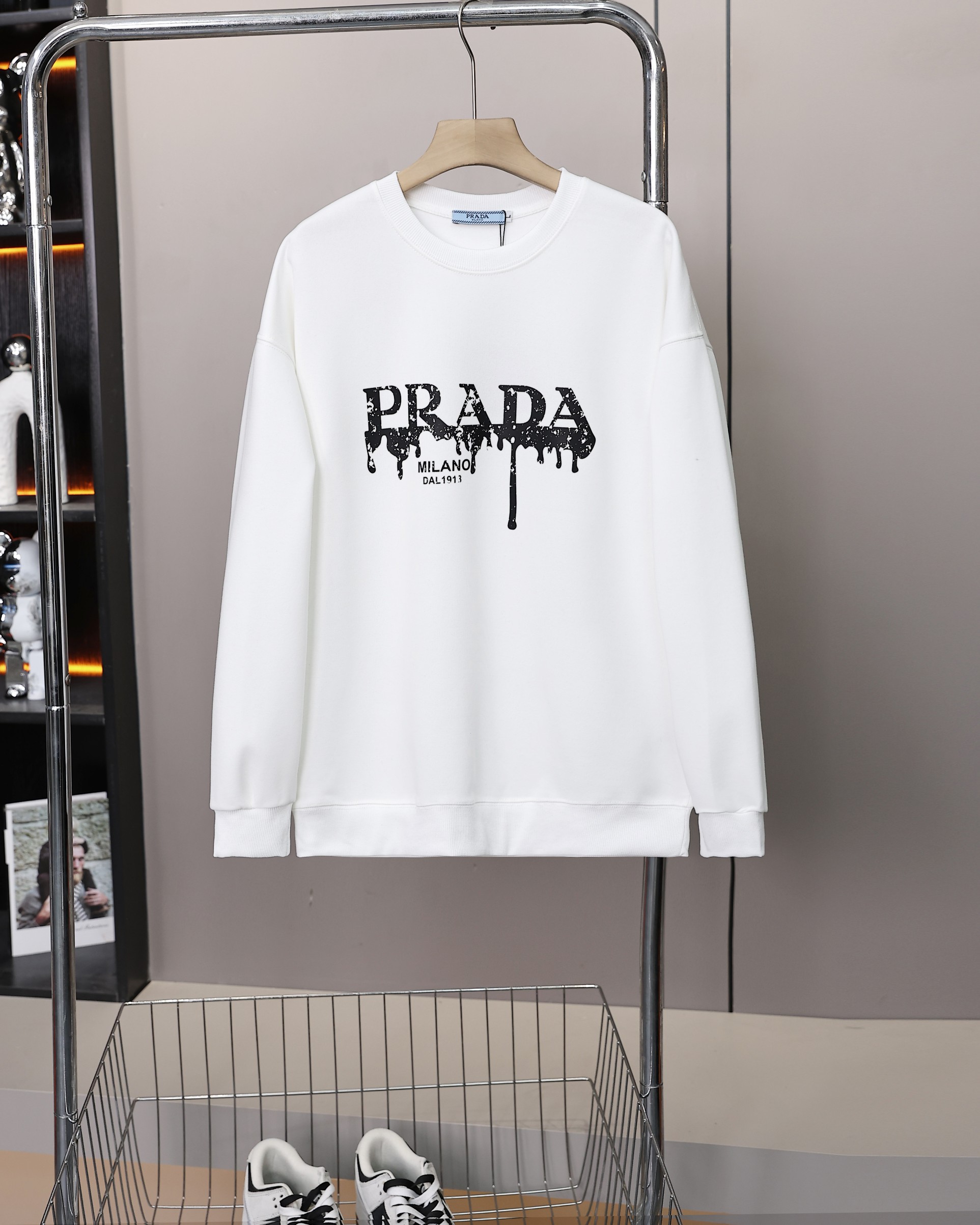 💰105
prada/普拉达25ss新款胸前字母涂鸦logo情侣款圆领卫衣,男女同款👫 情侣可搭,店主强烈推荐👍
采用纯棉定制360g面料,手感细腻柔软,亲肤透气,胸前采用字母涂鸦logo元素设计,上身帅气潮流百搭,整件做法采用三针五线工艺,领口-肩缝-袖缝-压双线,看上去更立体更有质感,Oversize版型,做工精致,三标齐全,四季必备百搭奢潮单品
颜色:黑色,白色
尺码 胸围 衣长 肩宽
M 108 68 50
L 112 70 52
XL 116 72 54
XXL. 120 74 56
3XL. 124 76 58
建议身高体重
M适合身高155-165体重105斤以内
L适合身高165-170体重105-130斤
XL适合身高170-175体重130-155斤
XXl适合身高175-180体重155-175斤
3XL适合身高180-190体重175-200斤
⚠️手工误差1到2cm,具体以实物为准