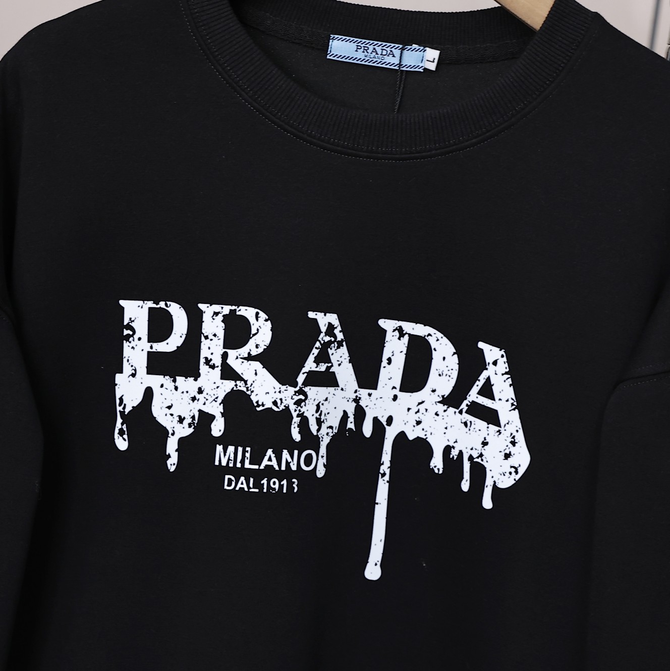 💰105
prada/普拉达25ss新款胸前字母涂鸦logo情侣款圆领卫衣,男女同款👫 情侣可搭,店主强烈推荐👍
采用纯棉定制360g面料,手感细腻柔软,亲肤透气,胸前采用字母涂鸦logo元素设计,上身帅气潮流百搭,整件做法采用三针五线工艺,领口-肩缝-袖缝-压双线,看上去更立体更有质感,Oversize版型,做工精致,三标齐全,四季必备百搭奢潮单品
颜色:黑色,白色
尺码 胸围 衣长 肩宽
M 108 68 50
L 112 70 52
XL 116 72 54
XXL. 120 74 56
3XL. 124 76 58
建议身高体重
M适合身高155-165体重105斤以内
L适合身高165-170体重105-130斤
XL适合身高170-175体重130-155斤
XXl适合身高175-180体重155-175斤
3XL适合身高180-190体重175-200斤
⚠️手工误差1到2cm,具体以实物为准