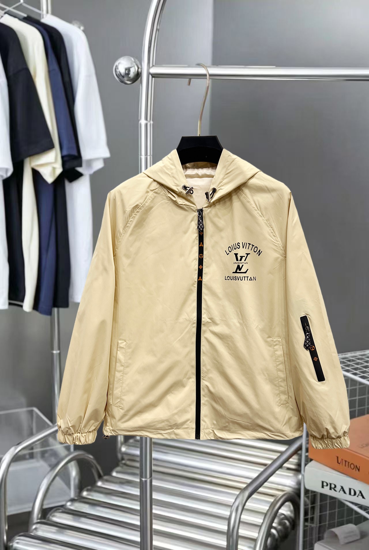 P240 LV 驴家 官网同款，三标齐全，提前发售！26ss秋冬新款男士夹克外套， [强] 原单三标齐全高端版本！专柜定制面料 透气舒适度高，细节无可挑剔，品牌元素设计理念，体现高品质。手感细腻柔软！呈现休闲裁剪，上身版型超赞！男女同款 …
