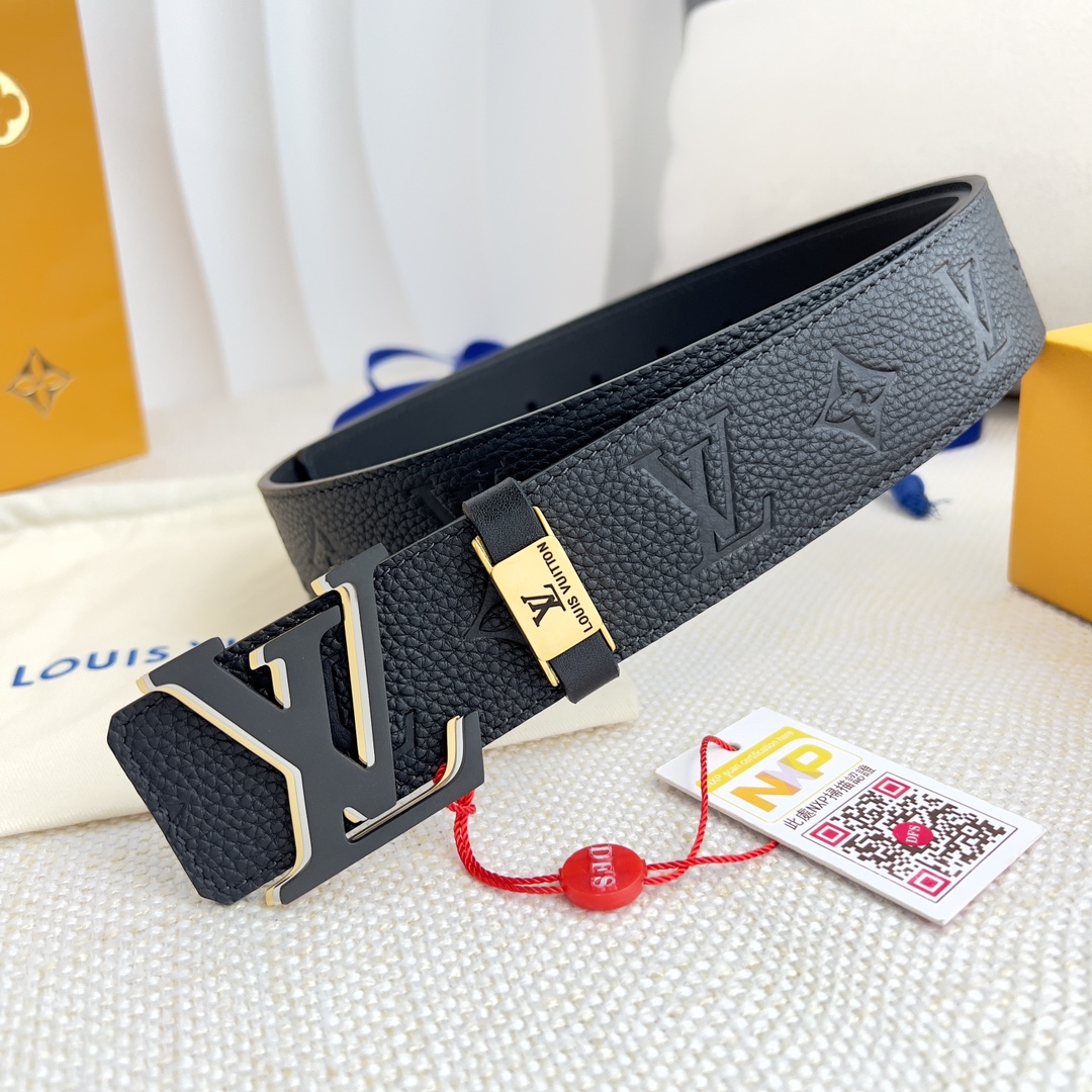 品名： LV..路易..威登腰带•皮带•原单P\n型号：挂扣，经典纯钢材质面字母挂扣，头层牛皮，图片实物拍摄\n材料：头层牛皮，挂扣系列，纯钢材质扣头，钯镀电镀工艺永不掉色。原版经典荔枝纹印花头层平纹皮底，双色黑扣，纯钢材质扣头，专柜同等质量，送人自用首选\n包装： 如图专柜包装NFC吊牌，赠送打孔器，原版电子票，宽度.cm