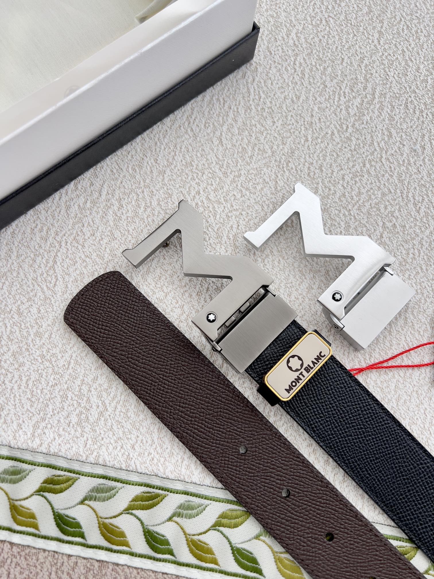 品名:万宝龙.Montblanc✈️原单·腰带·皮带P150
型号:挂扣,新款原版经典精品双色挂扣,实物拍摄,原版头层牛皮
材料:🐂百分百头层牛皮,保证真皮。🌈双面可用✨专柜同等质量,原版双面头层皮掌纹黑➕咖,拉丝扣,精品挂扣,可双面使用,可自由裁剪,送人自用首选✈️
包装: 请认准如图专柜包装NFC吊牌,赠送打孔器,原版电子票,宽度3.5mm