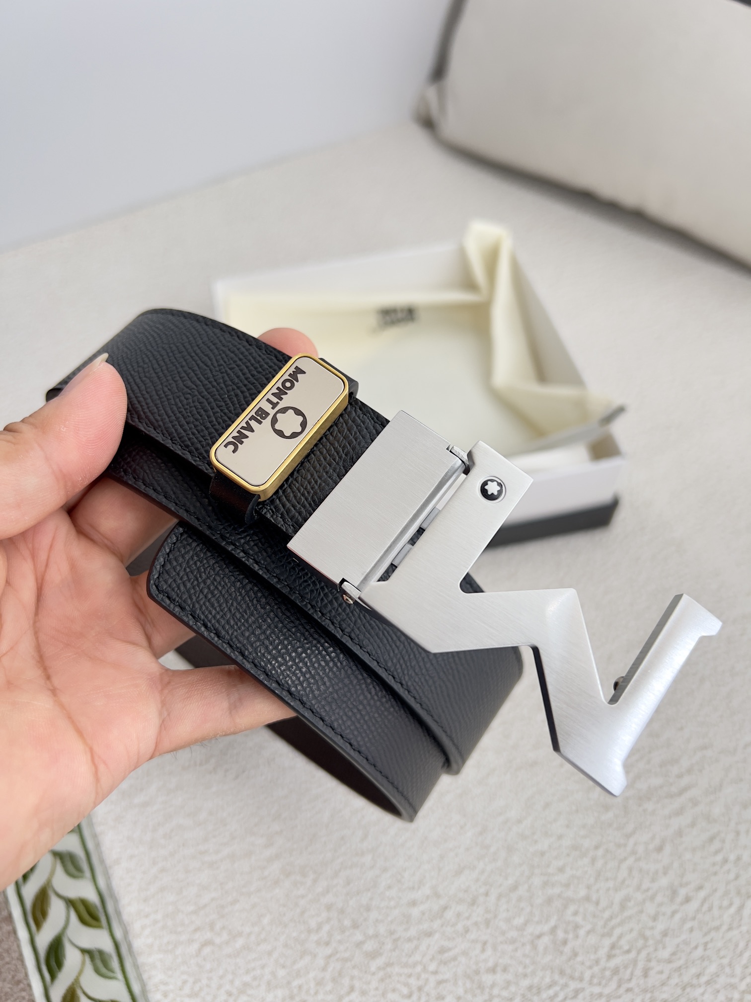 品名:万宝龙.Montblanc✈️原单·腰带·皮带P150
型号:挂扣,新款原版经典精品双色挂扣,实物拍摄,原版头层牛皮
材料:🐂百分百头层牛皮,保证真皮。🌈双面可用✨专柜同等质量,原版双面头层皮掌纹黑➕咖,拉丝扣,精品挂扣,可双面使用,可自由裁剪,送人自用首选✈️
包装: 请认准如图专柜包装NFC吊牌,赠送打孔器,原版电子票,宽度3.5mm