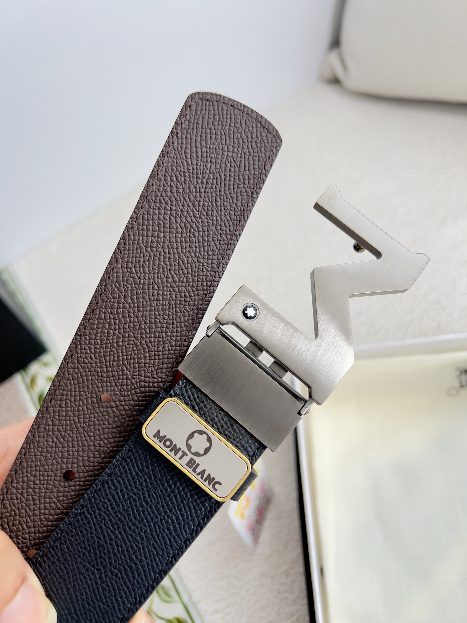 品名:万宝龙.Montblanc✈️原单·腰带·皮带P150
型号:挂扣,新款原版经典精品双色挂扣,实物拍摄,原版头层牛皮
材料:🐂百分百头层牛皮,保证真皮。🌈双面可用✨专柜同等质量,原版双面头层皮掌纹黑➕咖,拉丝扣,精品挂扣,可双面使用,可自由裁剪,送人自用首选✈️
包装: 请认准如图专柜包装NFC吊牌,赠送打孔器,原版电子票,宽度3.5mm