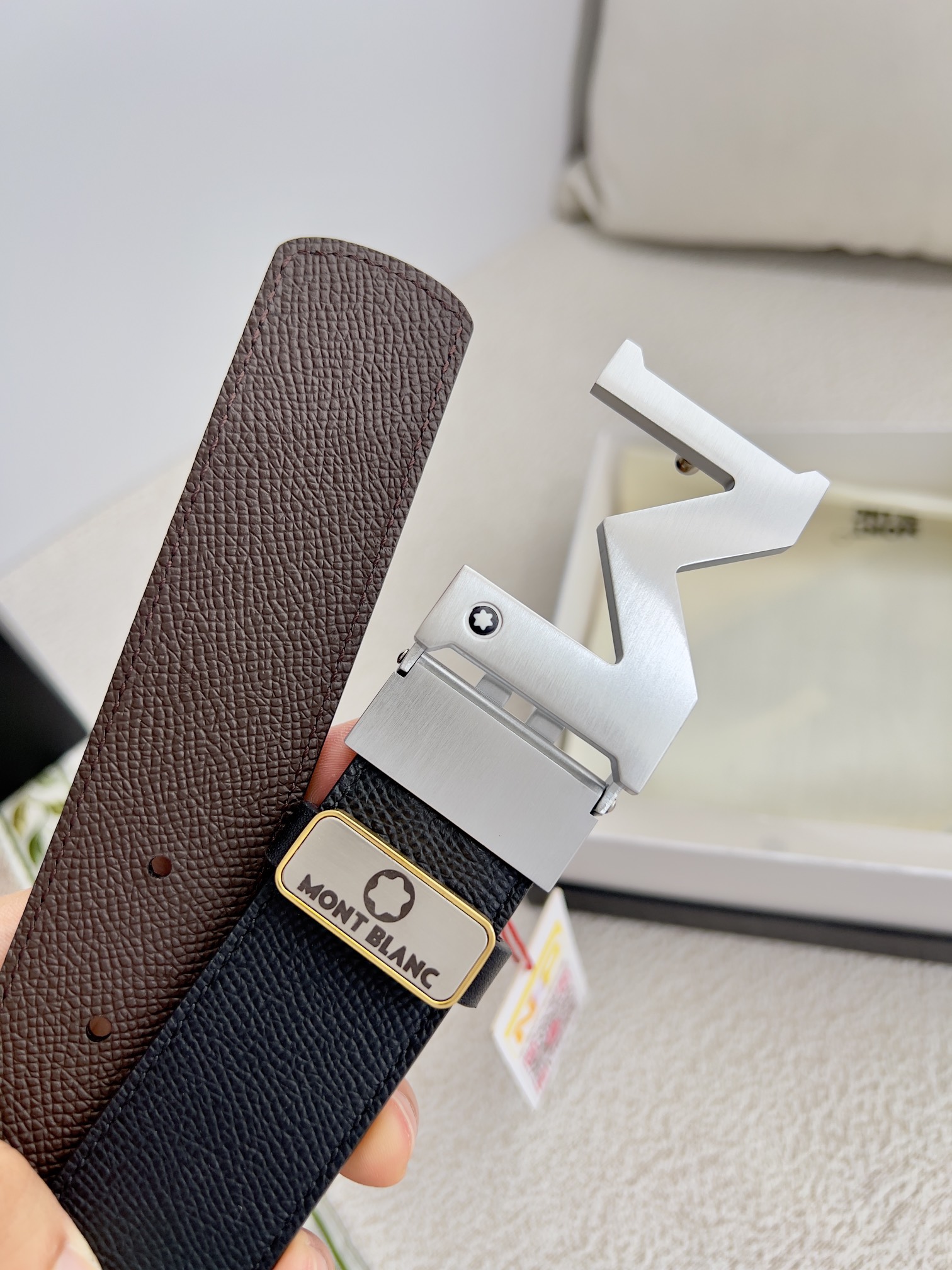 品名:万宝龙.Montblanc✈️原单·腰带·皮带P150
型号:挂扣,新款原版经典精品双色挂扣,实物拍摄,原版头层牛皮
材料:🐂百分百头层牛皮,保证真皮。🌈双面可用✨专柜同等质量,原版双面头层皮掌纹黑➕咖,拉丝扣,精品挂扣,可双面使用,可自由裁剪,送人自用首选✈️
包装: 请认准如图专柜包装NFC吊牌,赠送打孔器,原版电子票,宽度3.5mm
