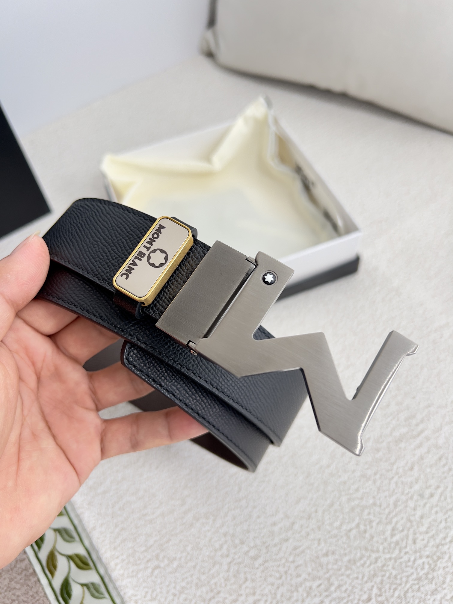 品名:万宝龙.Montblanc✈️原单·腰带·皮带P150
型号:挂扣,新款原版经典精品双色挂扣,实物拍摄,原版头层牛皮
材料:🐂百分百头层牛皮,保证真皮。🌈双面可用✨专柜同等质量,原版双面头层皮掌纹黑➕咖,拉丝扣,精品挂扣,可双面使用,可自由裁剪,送人自用首选✈️
包装: 请认准如图专柜包装NFC吊牌,赠送打孔器,原版电子票,宽度3.5mm