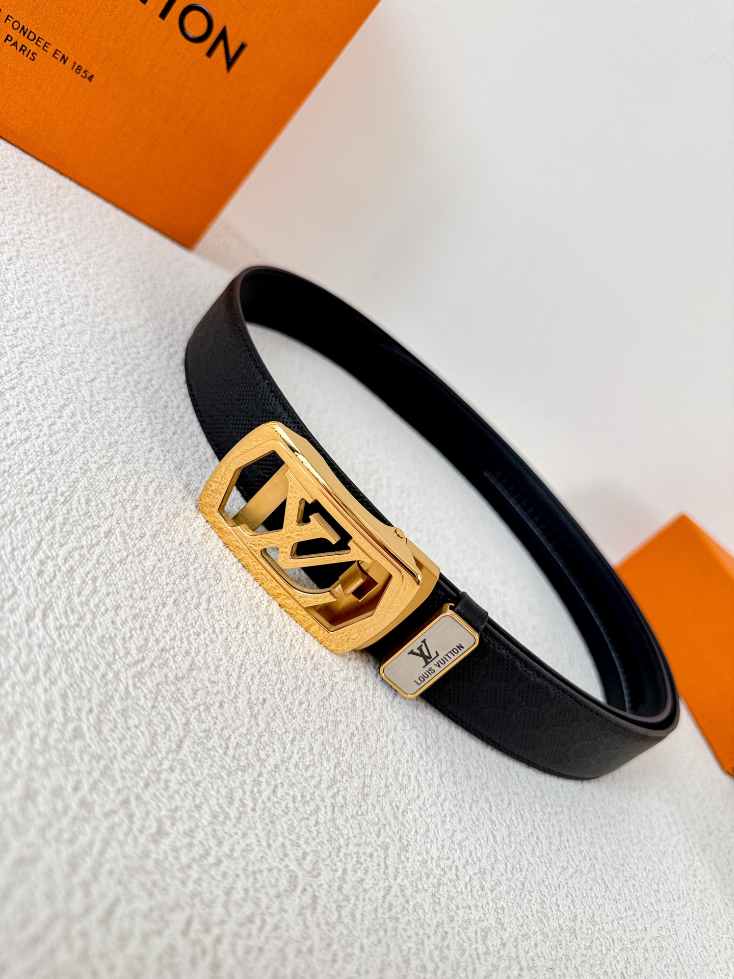 品名:LV..路易..威登·腰带✈️原单自动带·皮带P200.00
型号:自动扣,纯钢材质自动扣,头层牛皮自动带身,实物拍摄
材料:🐂百分百头层牛皮,保证真皮。24k纯钢扣,永不掉色🌈专柜同等质量, 经典logo纯钢材质扣头,原版经典头层牛皮粒面印花纹➕头层牛皮荔枝纹底,金扣,纯钢材质镂空自动扣,带身可自由裁剪,送人自用首选✈️
包装: 认准如图专柜包装NFC吊牌,赠送拆卸工具,原版电子票,宽度3.5cm