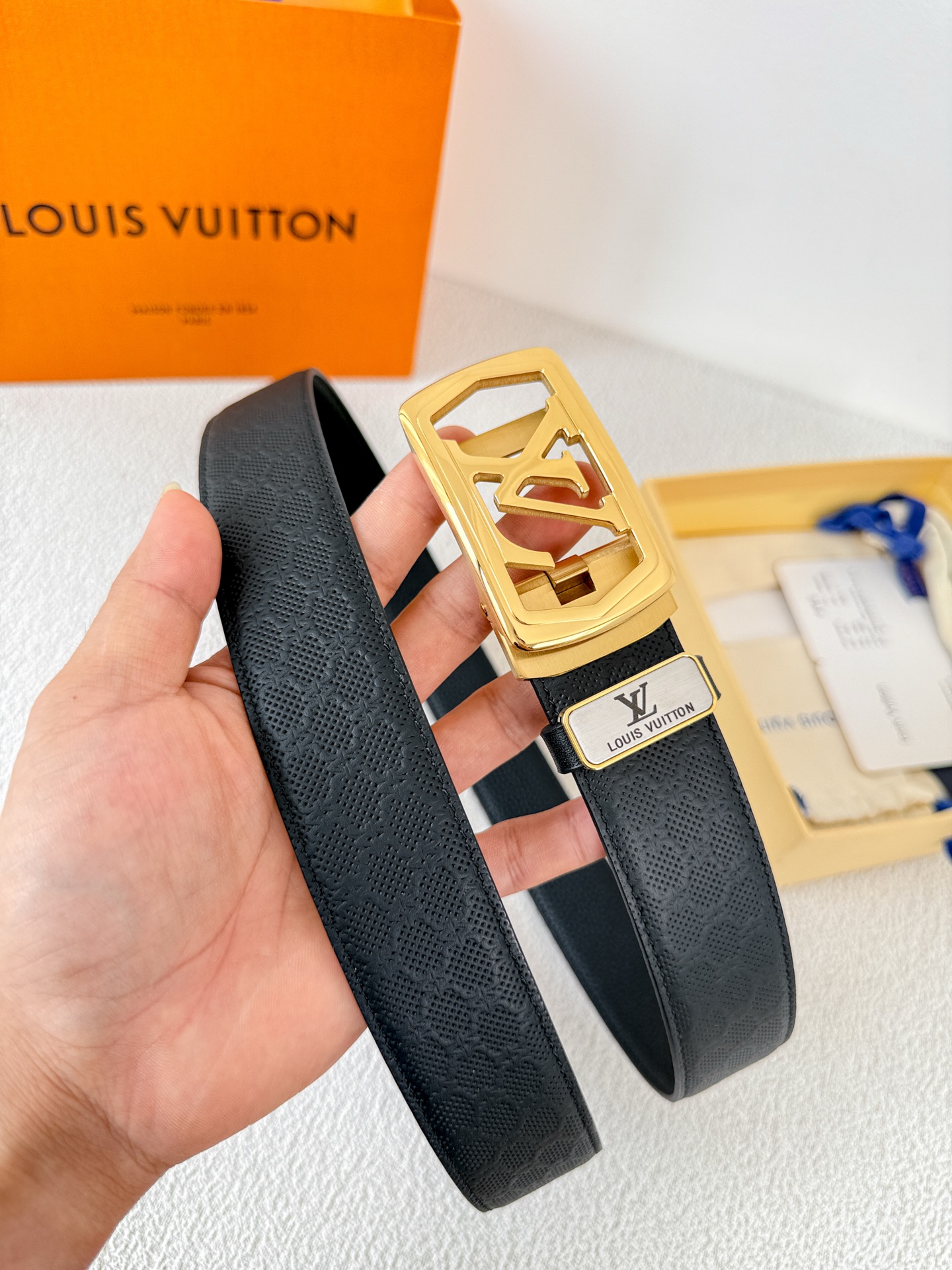 品名:LV..路易..威登·腰带✈️原单自动带·皮带P200.00
型号:自动扣,纯钢材质自动扣,头层牛皮自动带身,实物拍摄
材料:🐂百分百头层牛皮,保证真皮。24k纯钢扣,永不掉色🌈专柜同等质量, 经典logo纯钢材质扣头,原版经典头层牛皮粒面印花纹➕头层牛皮荔枝纹底,金扣,纯钢材质镂空自动扣,带身可自由裁剪,送人自用首选✈️
包装: 认准如图专柜包装NFC吊牌,赠送拆卸工具,原版电子票,宽度3.5cm