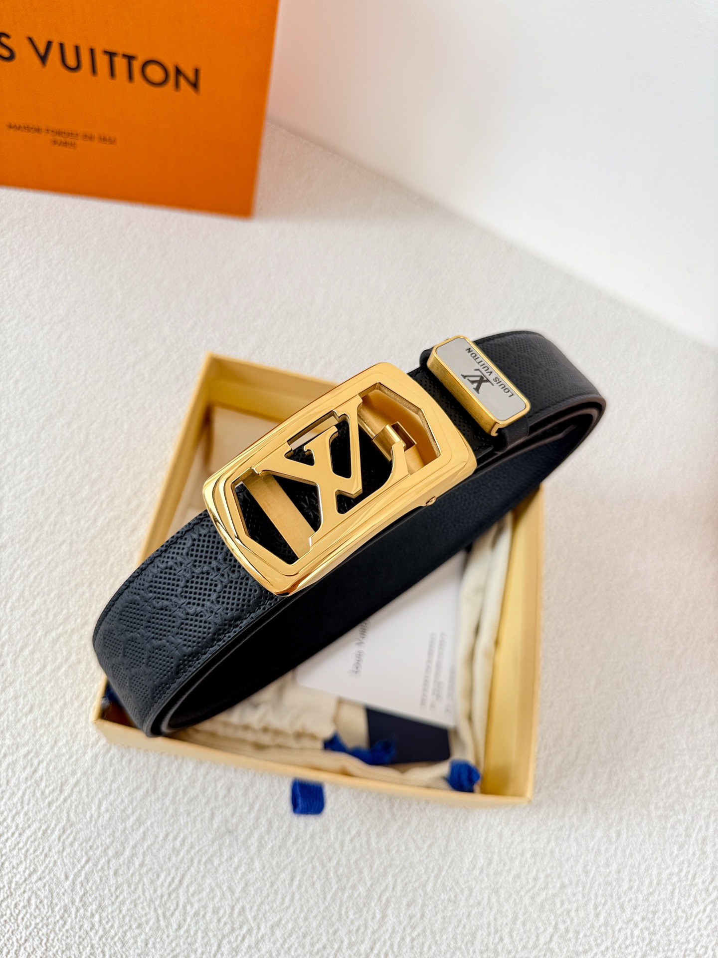 品名:LV..路易..威登·腰带✈️原单自动带·皮带P200.00
型号:自动扣,纯钢材质自动扣,头层牛皮自动带身,实物拍摄
材料:🐂百分百头层牛皮,保证真皮。24k纯钢扣,永不掉色🌈专柜同等质量, 经典logo纯钢材质扣头,原版经典头层牛皮粒面印花纹➕头层牛皮荔枝纹底,金扣,纯钢材质镂空自动扣,带身可自由裁剪,送人自用首选✈️
包装: 认准如图专柜包装NFC吊牌,赠送拆卸工具,原版电子票,宽度3.5cm