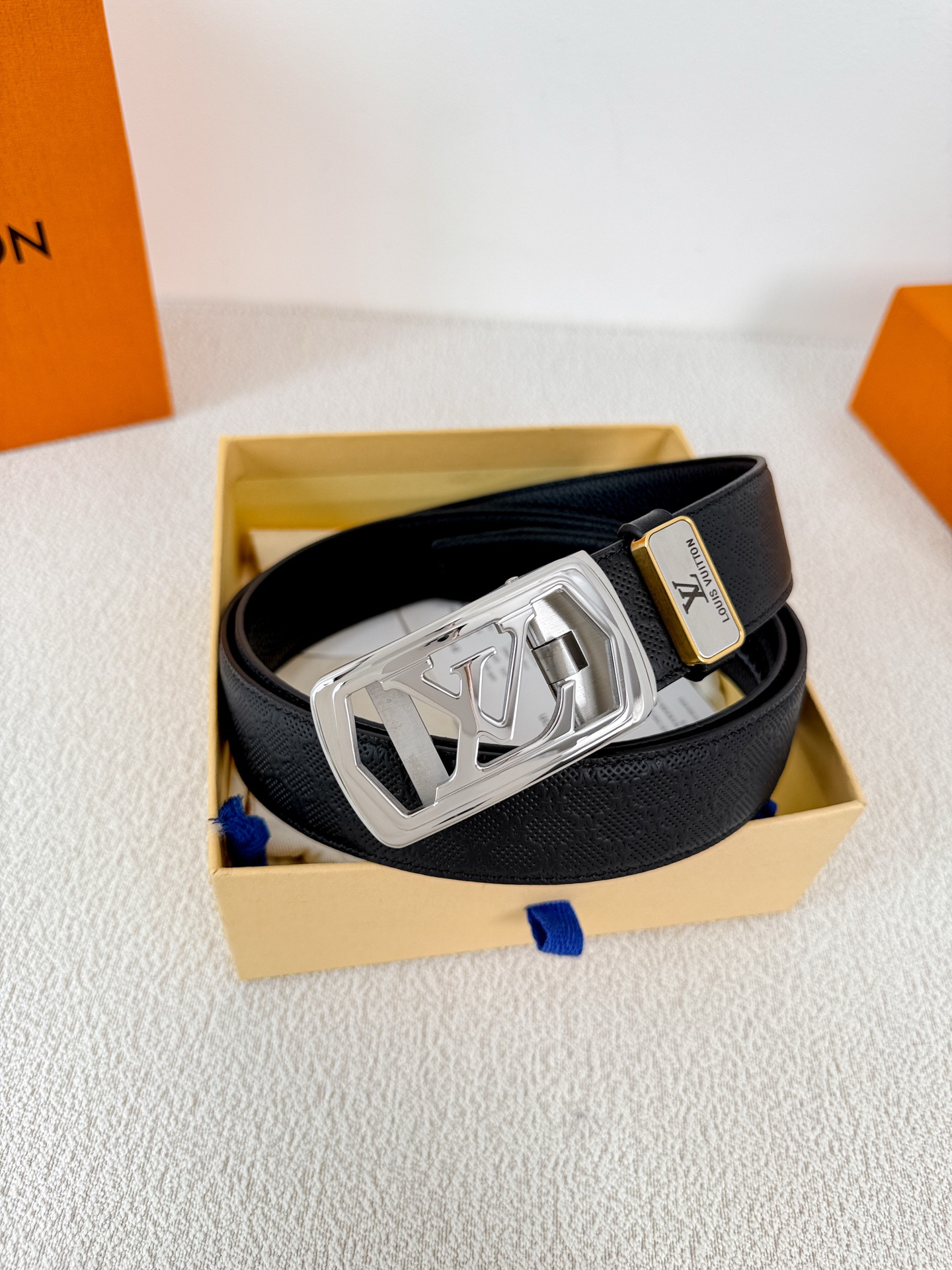 品名:LV..路易..威登·腰带✈️原单自动带·皮带P200.00
型号:自动扣,纯钢材质自动扣,头层牛皮自动带身,实物拍摄
材料:🐂百分百头层牛皮,保证真皮。24k纯钢扣,永不掉色🌈专柜同等质量, 经典logo纯钢材质扣头,原版经典头层牛皮粒面印花纹➕头层牛皮荔枝纹底,纯钢材质镂空自动扣,带身可自由裁剪,送人自用首选✈️
包装: 认准如图专柜包装NFC吊牌,赠送拆卸工具,原版电子票,宽度3.5cm