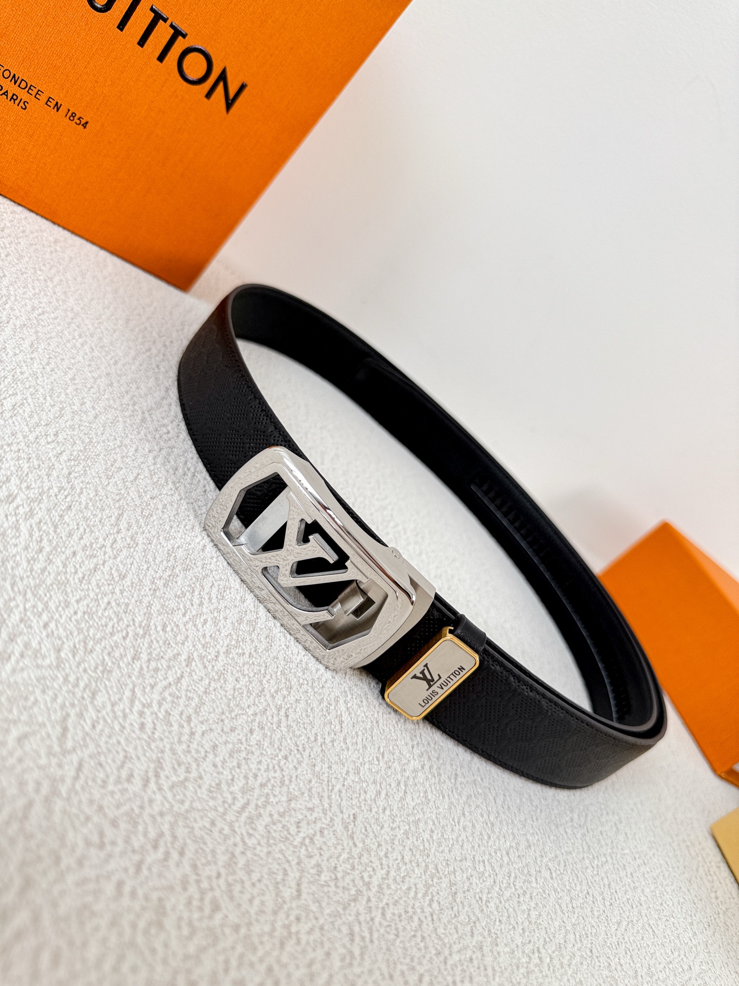 品名:LV..路易..威登·腰带✈️原单自动带·皮带P200.00
型号:自动扣,纯钢材质自动扣,头层牛皮自动带身,实物拍摄
材料:🐂百分百头层牛皮,保证真皮。24k纯钢扣,永不掉色🌈专柜同等质量, 经典logo纯钢材质扣头,原版经典头层牛皮粒面印花纹➕头层牛皮荔枝纹底,银扣,纯钢材质镂空自动扣,带身可自由裁剪,送人自用首选✈️
包装: 认准如图专柜包装NFC吊牌,赠送拆卸工具,原版电子票,宽度3.5cm