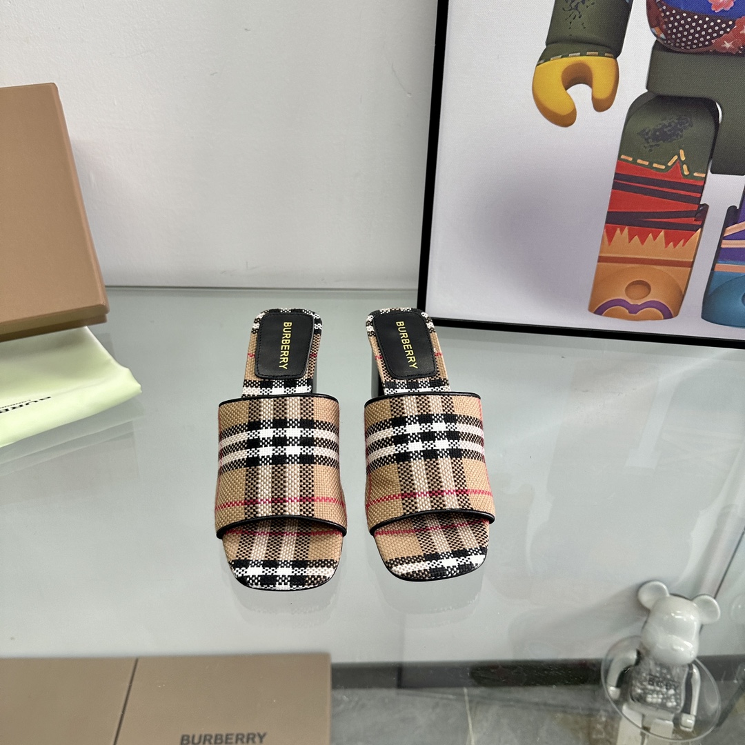 NO:260231,Thick heel Burberry thick heel, flat slippers Channel goods Vulcanized Burberry slippers must be consistent in the counter!  The upper is made of Burberry cowhide, sheepskin inner lining and foot pads, original mold buttons, and the extremely soft leather material perfectly matches the curve of the electric embroidered feet. Burberry uses vulcanization technology, and the new anti-slip and wear-resistant large-shape is naturally displayed. It cannot be made without the original technology technology. Size: 35~42 (35.40.41.42 is not returned or replaced), slippers, burberry, burberry, slippers, cowhide, sheepskin19860909粗跟 Burberry 巴宝莉粗跟,平底拖鞋 渠道货 硫化一脚蹬巴宝莉拖鞋 必须专柜一致！ 鞋面采用巴宝莉牛皮,羊皮内里及垫脚,原版开模扣子,极致柔软的皮革材质与电绣双足曲线完美契合. 巴宝莉都是采用硫化工艺,全新防滑耐磨大底纹路自然展现,非原厂工艺技术根本做不出来, 码数:35~42(35.40.41.42不退换),拖鞋,burberry,burberry,slippers,cowhide,sheepskin,Women's Shoes