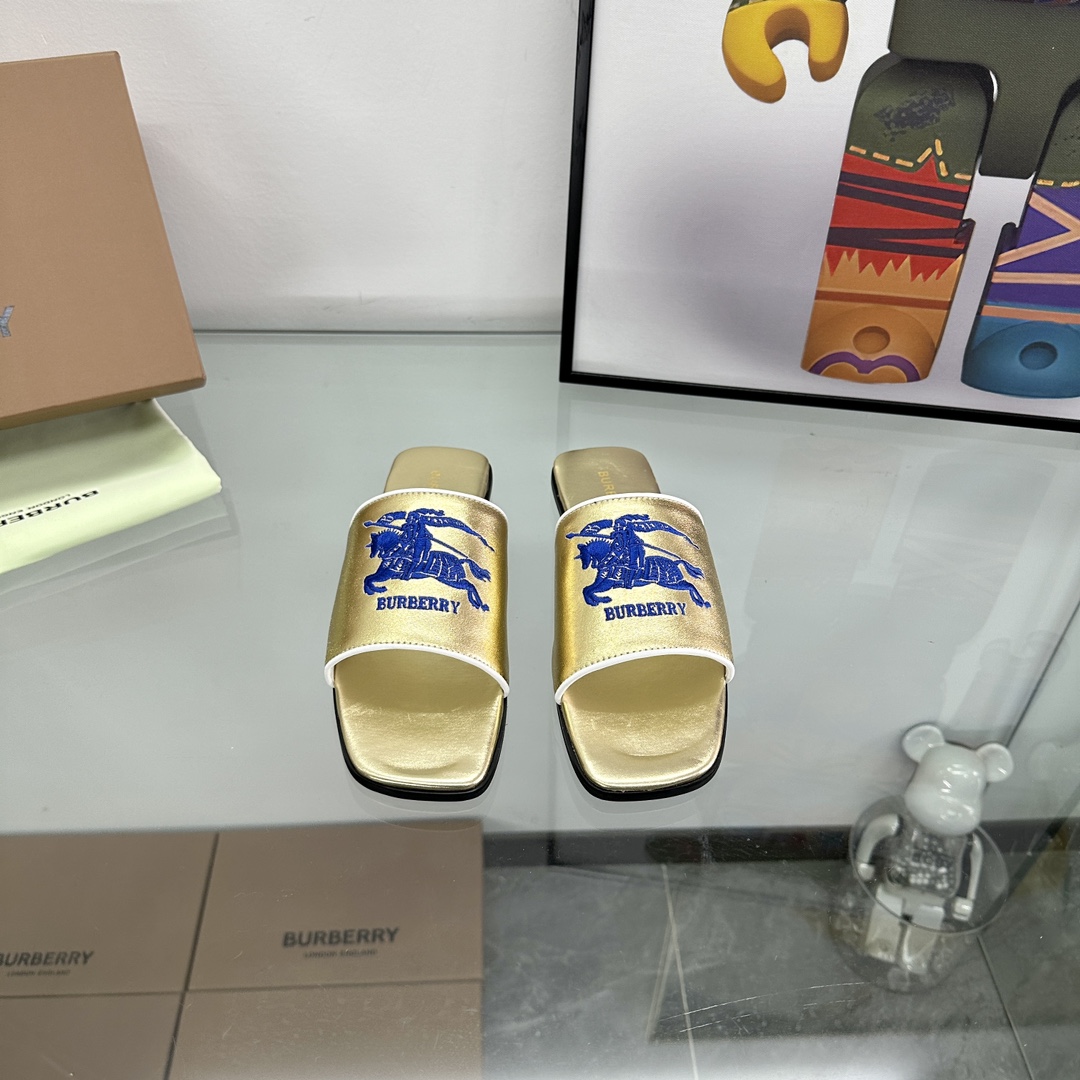 NO:260235,Flat-soled Burberry thick heels, flat-soled slippers Channel goods Vulcanized Burberry slippers must be consistent in the counter!  The upper is made of Burberry cowhide, sheepskin inner lining and foot pads, original mold buttons, and the extremely soft leather material perfectly matches the curve of the electric embroidered feet. Burberry uses vulcanization technology, and the new anti-slip and wear-resistant large-shape is naturally displayed. It cannot be made without the original technology technology. Size: 35~42 (35.40.41.42 is not returned or replaced), slippers, burberry, burberry, slippers, cowhide, sheepskin19860909平底 Burberry 巴宝莉粗跟,平底拖鞋 渠道货 硫化一脚蹬巴宝莉拖鞋 必须专柜一致！ 鞋面采用巴宝莉牛皮,羊皮内里及垫脚,原版开模扣子,极致柔软的皮革材质与电绣双足曲线完美契合. 巴宝莉都是采用硫化工艺,全新防滑耐磨大底纹路自然展现,非原厂工艺技术根本做不出来, 码数:35~42(35.40.41.42不退换),拖鞋,burberry,burberry,slippers,cowhide,sheepskin,Women's Shoes