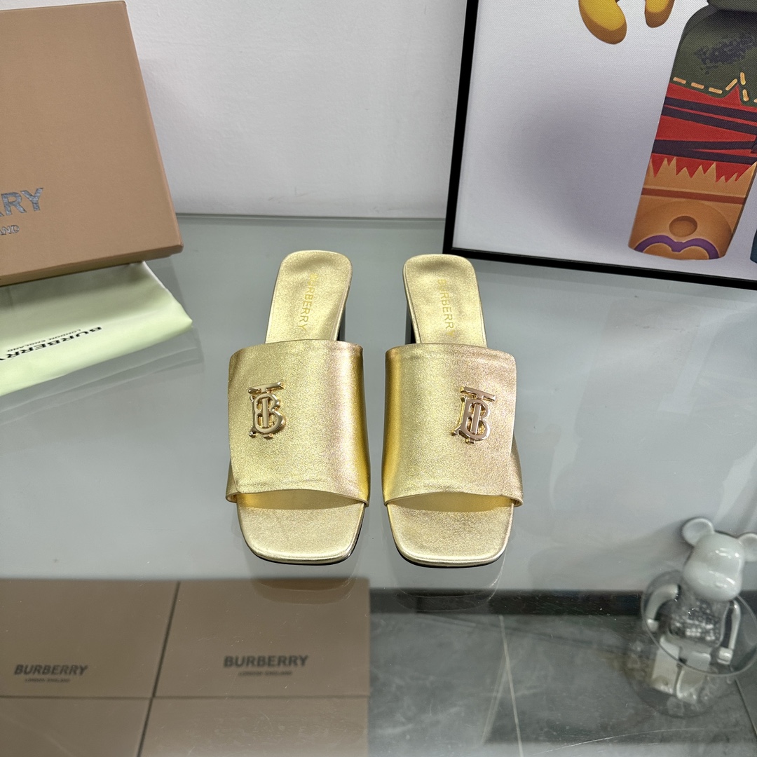 NO:260227,Burberry thick heel slippers Channel goods Vulcanized Burberry slippers must be consistent in the counter!  The upper is made of Burberry cowhide, sheepskin inner lining and foot pads, original mold buttons, and the extremely soft leather material perfectly matches the curve of the electric embroidered feet. Burberry uses vulcanization technology, and the new anti-slip and wear-resistant large-shape is naturally displayed. It cannot be made without the original technology technology. Size: 35~42 (35.40.41.42 is not returned or replaced), slippers, burberry, burberry, slippers, cowhide, sheepskin19860909Burberry 巴宝莉粗跟拖鞋 渠道货 硫化一脚蹬巴宝莉拖鞋 必须专柜一致！ 鞋面采用巴宝莉牛皮,羊皮内里及垫脚,原版开模扣子,极致柔软的皮革材质与电绣双足曲线完美契合. 巴宝莉都是采用硫化工艺,全新防滑耐磨大底纹路自然展现,非原厂工艺技术根本做不出来, 码数:35~42(35.40.41.42不退换),拖鞋,burberry,burberry,slippers,cowhide,sheepskin,Women's Shoes