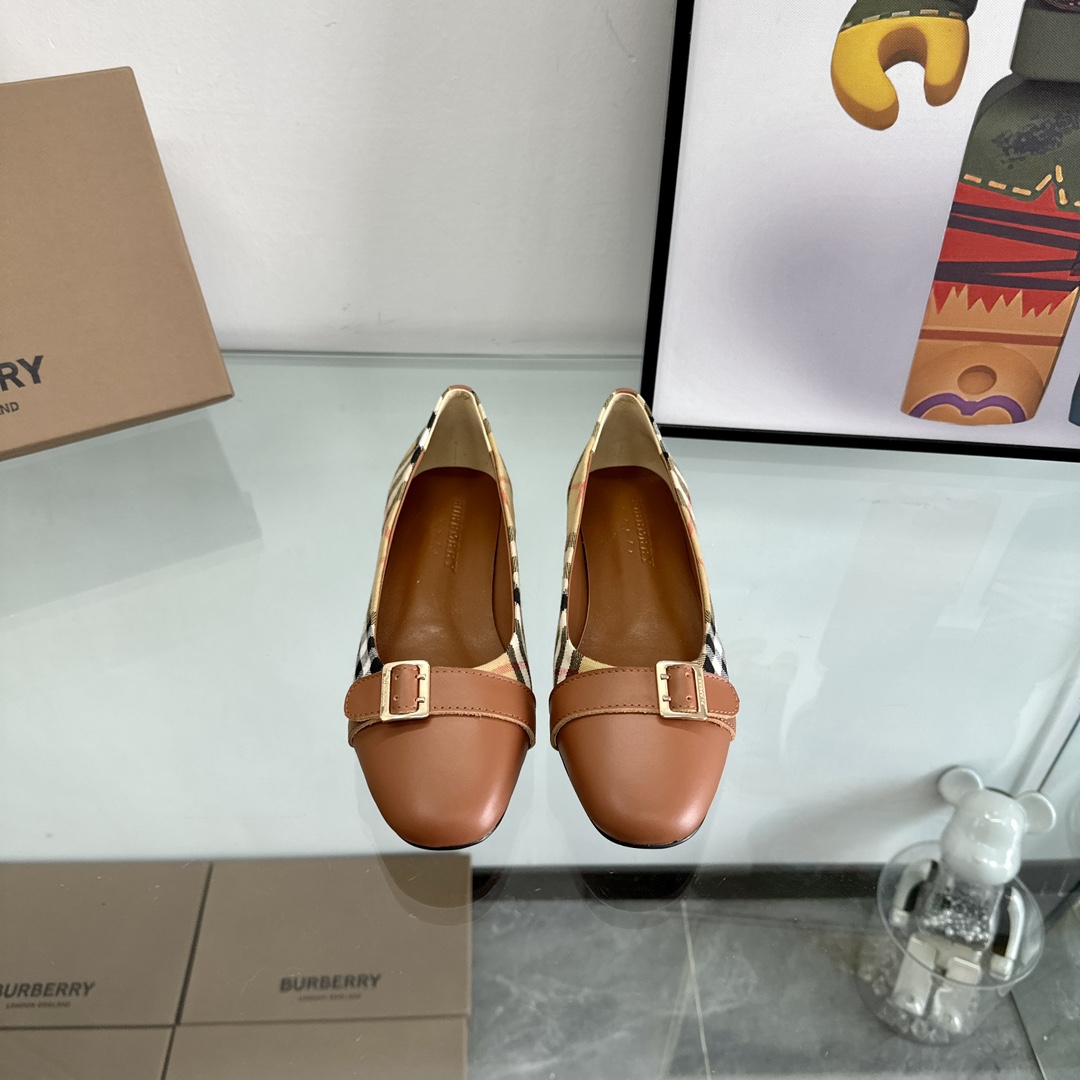 NO:260221,Burberry Ballet Shoes The upper adopts three-layer patch fabric technology, single outer layer plaid imported fiber cloth genuine mold opening hardware buckle inner sheepskin Standard code: 35-43 (35.40.41.42.43 no return or exchange), ballet shoes, burberry, burberry, sheepskin19860909巴宝利Burberry 芭蕾舞鞋 鞋面采用三层贴布工艺 单外层格纹进口纤维布正品开模五金扣 内里羊皮 标准码:35-43(35.40.41.42.43不退换),芭蕾舞鞋,burberry,burberry,sheepskin,Women's Shoes