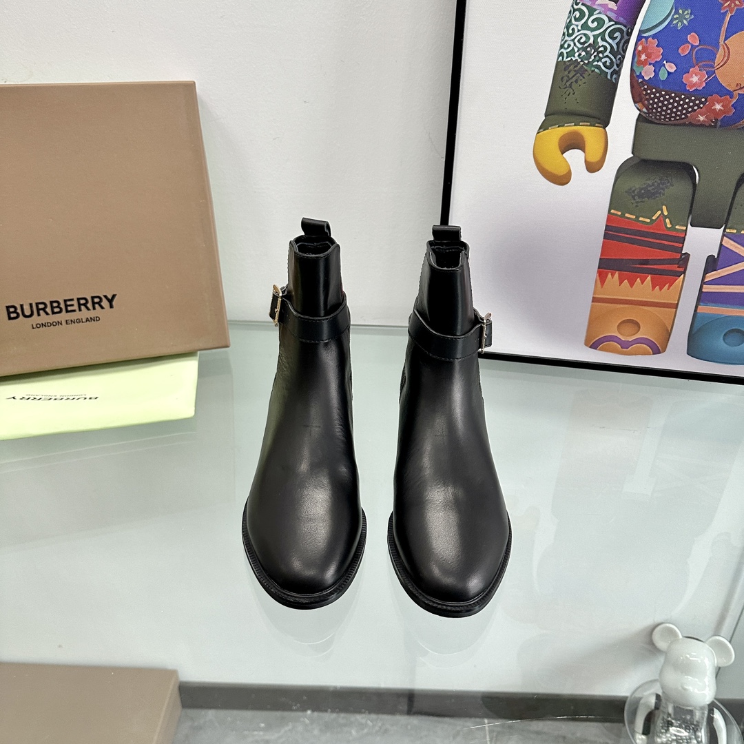 NO:616244,Buberry Classic House Check plaid patchwork cowhide black Size: 35-40 Boots velvet lining Leather lining Short boots leather lining Shoe red lining Super consumable material_according to the original method of the official website Material The upper is imported calfskin, the back is original plaid cloth, the inner sheepskin leather lining and the foot pads Remarks: The height of the long boot shaft is 38cm, the shaft circumference: 35cm, the heel height: 2.5cm, the short boot shaft height: 15cm, the shaft circumference is 28cm  The lining of the boots is fleece. The lining of the short boots is sheepskin. The leather lining of the boots can be customized. The velvet lining of the short boots can be customized (34 40). Customized and non-refundable, boots, boots, cowhide, sheepskin19860909Buberry经典House Check 格子饰片拼接牛皮黑色 Size:35-40  长靴绒里 皮里 短靴皮里 鞋子红色边条超级消耗材料_按照官网原版做法 材质鞋面采用进口小牛皮,后帮原版格子布 内里羊皮皮里以及垫脚 备注:长靴筒高38cm 筒围:35cm 跟高:2.5cm 短靴筒高:15cm 筒围28cm 长靴内里绒里. 短靴羊皮里 长靴可以订制皮里 短靴可以订制绒里（34 40）定做不退换,靴子,boots,cowhide,sheepskin,Women's Shoes