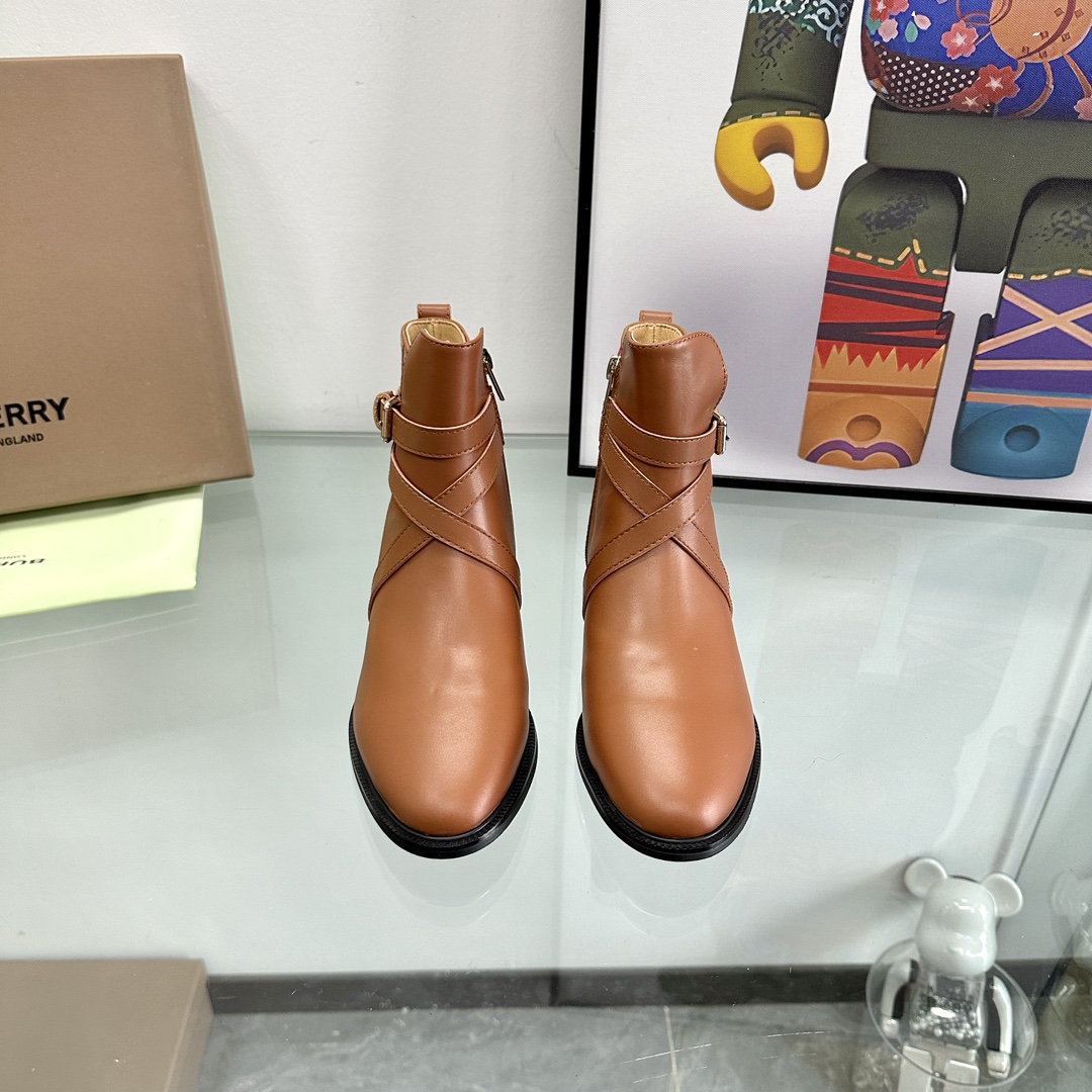 NO:616221,BURBER*Y counter's flagship model is designed by famous designers. It is matched with Bajia's unique plaid style. The upper is made of top-grade cowhide + sheepskin lining. Sheepskin feet are definitely a popular element leading the fashion this year. At the same time, it continues the classic style design. It looks good no matter how you match it. It adheres to its always cool style ~ so you can wear it in style!  It looks handsome and versatile, and it’s also very delicate. Why don’t you buy a pair as soon as possible?  Agents turn pictures quickly!  If you repost the picture, it will explode!  !  !  !  Size 34-40 (34-40 non-refundable), boots, burberry, burberry, boots, cowhide, sheepskin19860909BURBER*Y专柜主打款、出自名师设计. 搭配巴家独有的格子风格 鞋面采用顶级牛皮+羊皮内里 羊皮垫脚, 绝对是今年引领时尚的流行元素 同时延续了经典款式的设计, 无论怎么搭都好看 秉承了其一贯酷酷的风格～让你怎么穿都有型！ 上脚帅气百搭款哦还非常秀气 你还有什么理由不赶快购置一双！代理们速速转图！转图必爆！！！！ 码数34-40（34 40不退换）,靴子,burberry,burberry,boots,cowhide,sheepskin,Women's Shoes