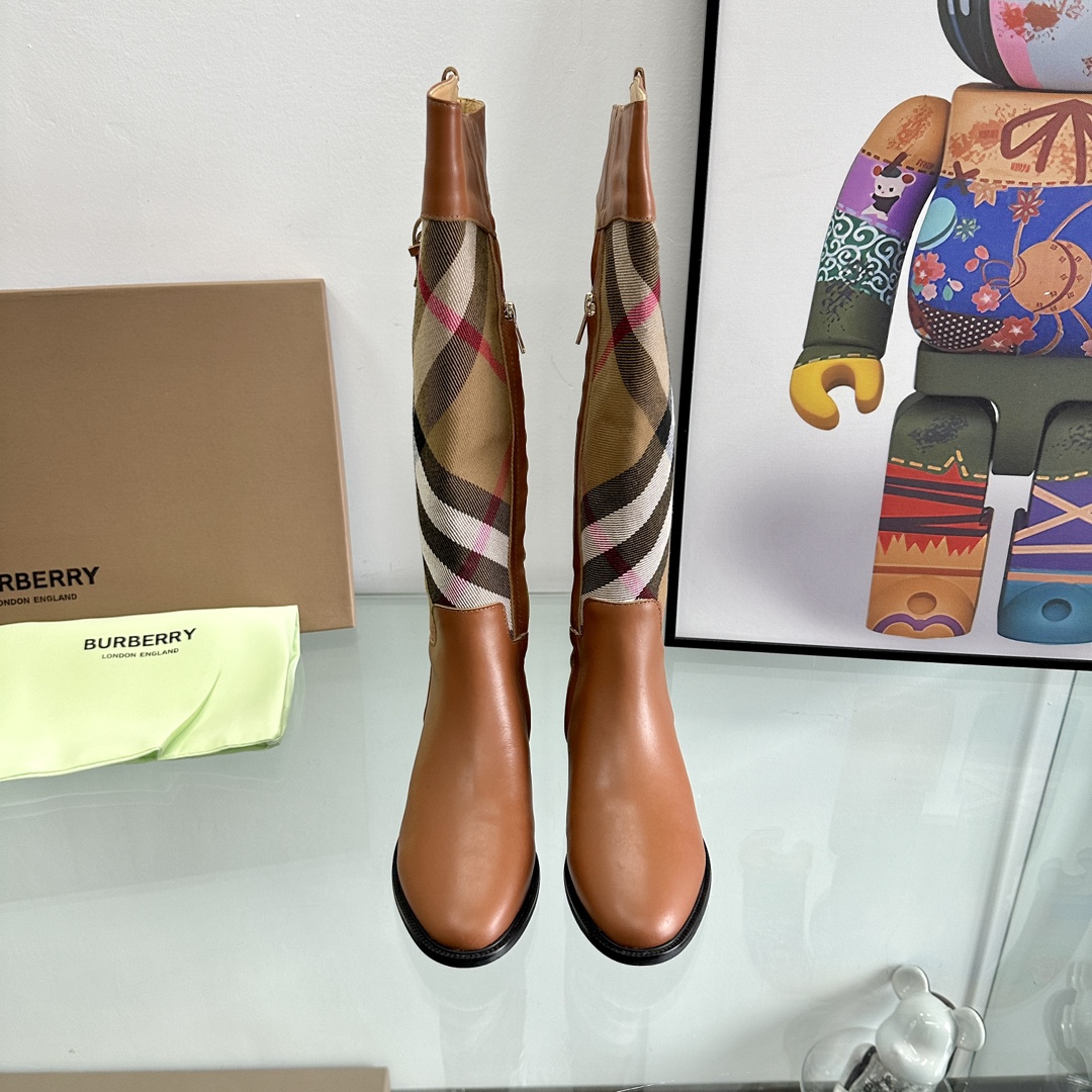 NO:616238,Burberry/Burberry_______________ British-style royal high-end luxury brand Classic Burberry plaid series___HK9800 Purchase the original version Craftsmanship customization Counter purchasing version Top-quality Italian imported cowhide Original Burberry logo plaid cloth (left and right, inner and outer pairs of patterns) Italian imported sheepskin lining/feet Original molded hardware fasteners and zipper pullers Original non-slip outsole!  35-39 (standard code 34,40, custom-made) Give you an authentic quality experience!  ,boots,burberry,boots,cowhide,sheepskin19860909Burberry/博柏利_______________ 英伦风皇家高端奢侈品牌 经典博柏利格纹系列___HK9800购入原版 匠心定制 专柜代购版 顶级意大利进口牛皮 原版博柏利标志格纹布（左右 内外对花纹）意大利进口羊皮内里/垫脚 原版开模五金扣件及拉链头 原版防滑大底 ！ 35—39（标准码 34,40、订做） 给你正品的品质体验！,靴子,burberry,boots,cowhide,sheepskin,Women's Shoes