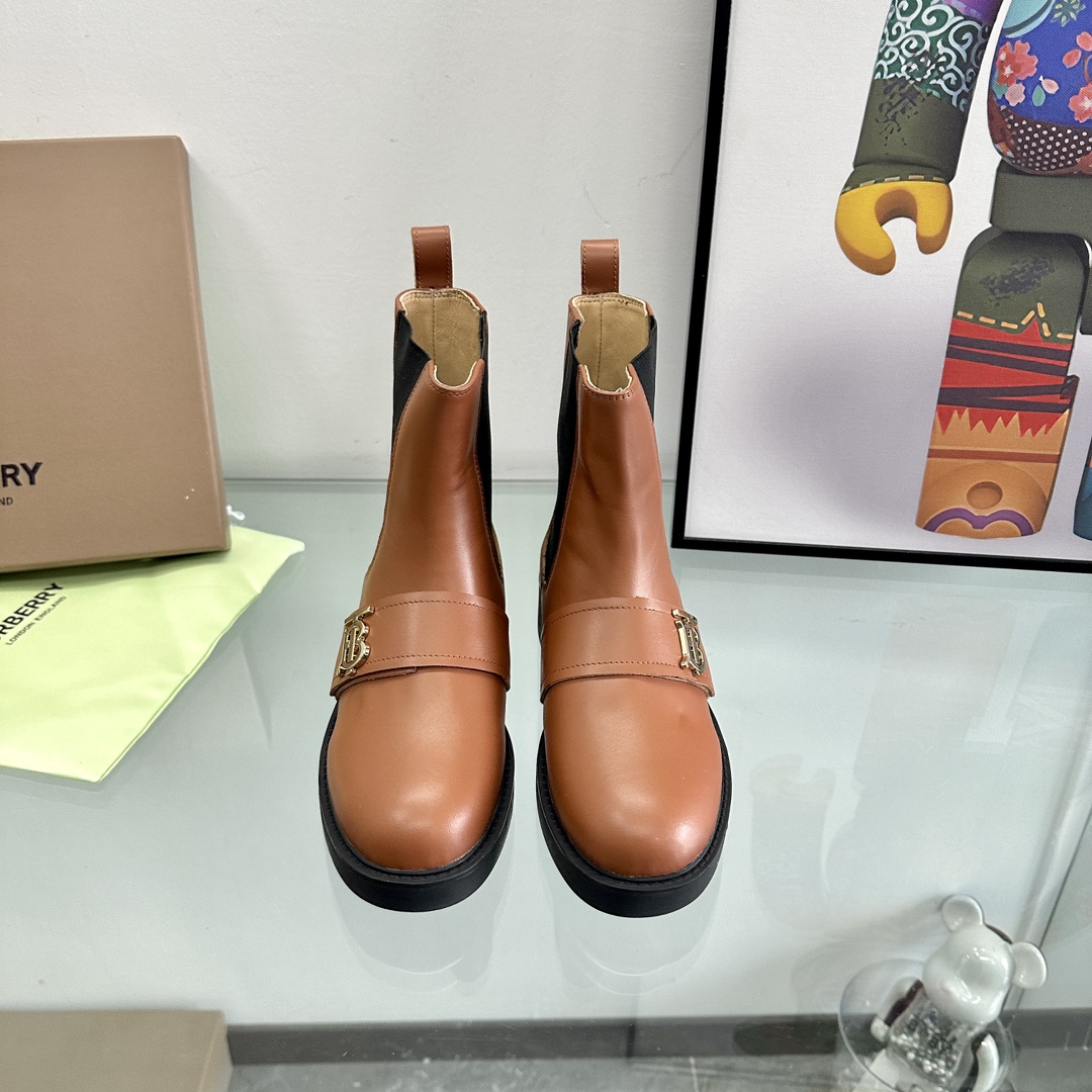 NO:616233,The new BURBER*Y counter is the flagship model and is designed by famous designers. It is matched with Bajia's unique plaid style. The upper is made of top-grade cowhide + sheepskin lining. Sheepskin feet are definitely the popular element leading the fashion this year. At the same time, it continues the classic style design. It looks good no matter how you match it. It inherits its always cool style ~ Let you look stylish no matter how you wear it!  It looks handsome and versatile, and it’s also very delicate. Why don’t you buy a pair quickly?  Agents turn pictures quickly!  If you repost the picture, it will explode!  !  !  !  Size 34-40 (34.40 non-refundable), boots, burberry, burberry, boots, cowhide, sheepskin19860909新款 BURBER*Y专柜主打款、出自名师设计. 搭配巴家独有的格子风格 鞋面采用顶级牛皮+羊皮内里 羊皮垫脚, 绝对是今年引领时尚的流行元素 同时延续了经典款式的设计, 无论怎么搭都好看 秉承了其一贯酷酷的风格 ～让你怎么穿都有型！上脚帅气百搭款哦还非常秀气你还有什么理由不赶快购置一双！ 代理们速速转图！转图必爆！！！！ 码数34-40(34.40不退换),靴子,burberry,burberry,boots,cowhide,sheepskin,Women's Shoes