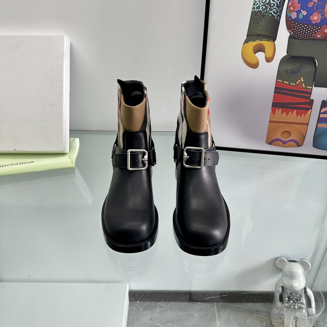 NO:616227,New products are on the shelves. Burberry's flagship model, designed by famous designers. Matched with Burberry's unique knight boot style. The upper is made of top-grade cowhide leather and sheepskin lining. Note: Boots are 38cm tall. Tube circumference: 35cm. Heel height: 2.5cm. Short boots are high: 15cm. Tube circumference is 28cm. Boots are lined with sheepskin. Short boots are lined with sheepskin. Boots are lined with sheepskin. Boots are lined with sheepskin.  Size 35-43 (size 35 and size 40.41.42.43 need to be customized and cannot be returned or exchanged), boots, burberry, burberry, boots, cowhide, sheepskin19860909新品上架巴宝莉Burberry 专柜主打款、出自名师设计. 搭配巴宝莉独有的骑士靴风格 鞋面采用顶级头层牛皮内里羊皮 备注:长靴筒高38cm 筒围:35cm 跟高:2.5cm 短靴筒高:15cm 筒围28cm 长靴内里羊皮. 短靴羊皮里 长靴 短靴 码数35-43（35码和40.41.42.43码需定做 不退不换）,靴子,burberry,burberry,boots,cowhide,sheepskin,Women's Shoes