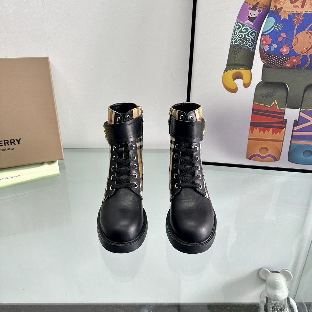 NO:616230,New model - BURBER*Y counter flagship model, designed by famous designers. It is matched with Bajia's unique plaid style. The upper is made of top-grade cowhide + sheepskin lining and sheepskin feet. It is definitely a popular element that leads the fashion this year. At the same time, it continues the classic style design. It looks good no matter how you match it. It inherits its always cool style ~ so you can wear it in style!  It looks handsome and versatile, and it’s also very delicate. Why don’t you buy a pair quickly?  Agents turn pictures quickly!  If you repost the picture, it will explode!  !  !  Size 34-40 (34.35.40.41.42. Non-refundable), boots, burberry, burberry, boots, cowhide, sheepskin19860909新款-- BURBER*Y专柜主打款、出自名师设计. 搭配巴家独有的格子风格 鞋面采用顶级牛皮+羊皮内里 羊皮垫脚, 绝对是今年引领时尚的流行元素 同时延续了经典款式的设计, 无论怎么搭都好看 秉承了其一贯酷酷的风格～让你怎么穿都有型！ 上脚帅气百搭款哦还非常秀气你还有什么理由不赶快购置一双！代理们速速转图！转图必爆！！！ 码数34-40(34.35.40.41.42.不退换),靴子,burberry,burberry,boots,cowhide,sheepskin,Women's Shoes