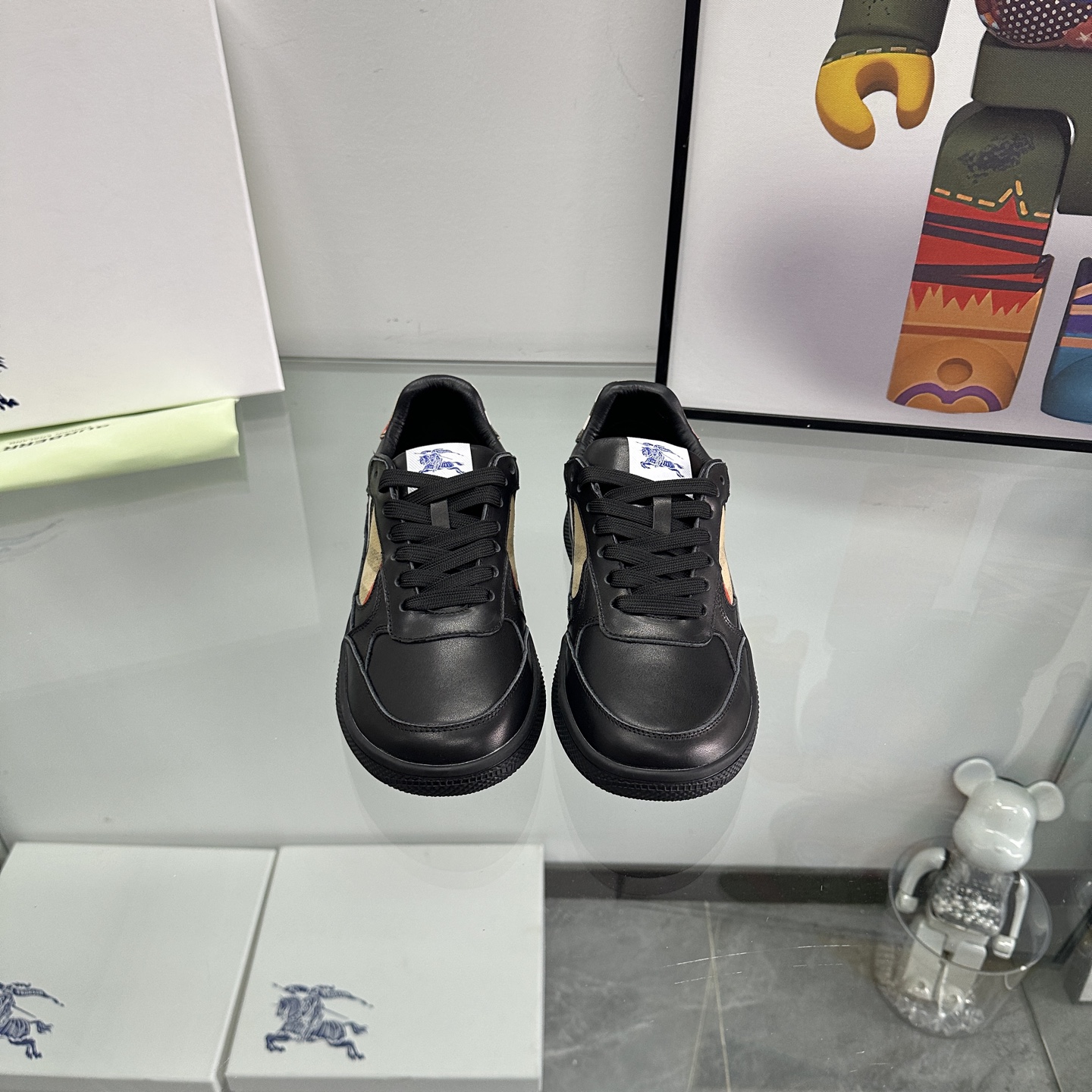 NO:256821,New couple outfit Burberry sports shoes made in Italy, made of smooth calfskin with contrasting cuffs and side splicing, are made of our signature sandy color scheme, and are woven with Burberry check. This style comes with Equestrian Knight design label and the sole is printed with Burberry archives. – Lace-up shoe mouth – Equestrian Knight design label at the tongue – Sole is printed with Burberry, size 35-40 for women, 39-45 for men (35.44.45 for non-return) Men’s style, casual shoes/sports shoes, burberry, sneakers, cowhide19860909新品情侣装 巴宝莉 意大利制造的运动鞋, 采用光滑小牛皮制成 搭配撞色袖口和侧拼接, 采用我们标志性的沙质配色, 编织有博柏利格纹.该款式带有马术骑士设计标签, 鞋底印有博柏利档案字样. –系带鞋口 –鞋舌处的马术骑士设计标签 –鞋底印有博柏利字样, 码数女35-40,男39-45(35.44.45不退换) 男款,休闲鞋/运动鞋,burberry,sneakers,cowhide,Women's Shoes