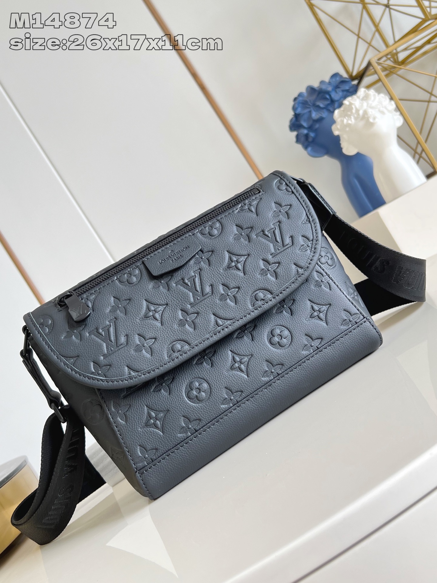 批 顶级原单复刻✨M14874 這款活力十足的Pulse Messenger郵差包...