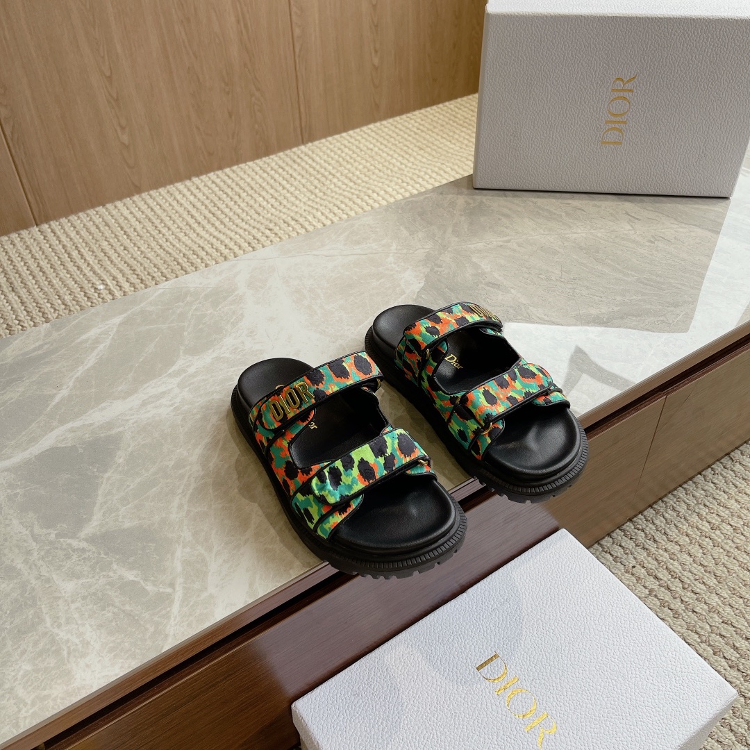NO:388756,Top version Dior's latest popular sandals, classic upgraded Velcro sandals, original replica, super durable and super versatile, very comfortable to put on, slim and white, upper original cowhide, sheepskin, original d hardware buckle, original mold opening TPU outsole Size35-39 (40/41 custom made without return or exchange), slippers, dior, sandals, slippers, cowhide, sheepskin19860909顶级版  迪奥最新火爆凉鞋 经典升级魔术贴凉拖鞋 原版复刻 超耐看超百搭款 上脚非常舒适 显瘦又显白 鞋面原版牛皮 羊皮里 原版d五金扣 原版开模TPU大底 Size35-39（40/41定做不退换）,拖鞋,dior,sandals,slippers,cowhide,sheepskin,Women's Shoes