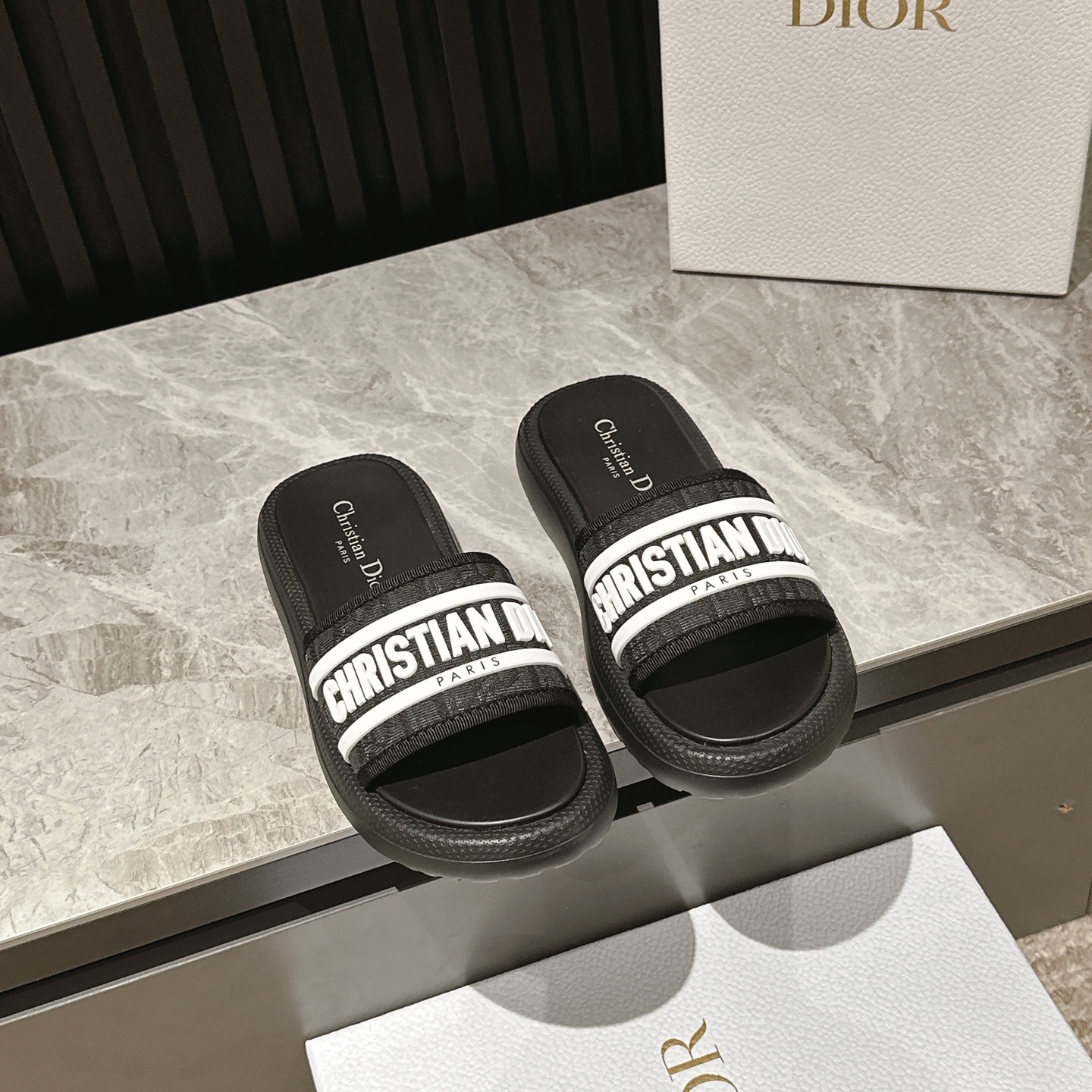 NO:512105,Top version Dior 25ss Spring and summer latest model, ultra-light foamed outsole, beach slippers, Hawaiian beach sports slippers Angelababy takes over Di Ao Chunsu vigorously promotes series, official website does not accept reservations, some counters are available for sale, top quality, first login, multi-color sale, matching size, gift box packaging, spot new, letter embroidery, animal pattern printed thick-soled slippers, ultra-light footwear, versatile style, fashionable and photogenic!  High-end quality, welcome to inspect and compare the three companies. The beautiful thick-soled drag makes the feet thinner and longer than the flat bottom. The benefits of a small MM are here. You can also have to drag when traveling and at home. You can wear whatever you like if you don’t choose the occasion. The color is super beautiful!  No fear of any dress code, upper embroidery, cowhide, original molded and outsole, Size35-42 (40.41.42 custom made, no return or exchange), slippers, dior, slippers, cowhide19860909顶级版本 Dior 25ss 春夏最新款 超轻发泡大底 沙滩拖鞋 夏威夷沙滩运动拖鞋 Angelababy入主迪·奥春夏力推系列 官网暂不接受预订部分专柜有售 顶级品质 抢先登陆 多色开售 码数吻合 配礼盒包装 现货上新 字母刺绣 动物图案印花厚底拖鞋、超轻上脚、 百搭款时尚上镜！ 高端品质、欢迎验货对比三家 绝美的厚底拖,比平底更显脚瘦显腿长 小个子MM的福利来啦 日常出行、居家必备拖也可、不挑场合喜欢怎么穿就怎么穿、 颜色超好看！无惧任何着装要求 鞋面刺绣 内里牛皮 大底原版开模大底 Size35-42（40.41.42订做不退换）,拖鞋,dior,slippers,cowhide,Women's Shoes