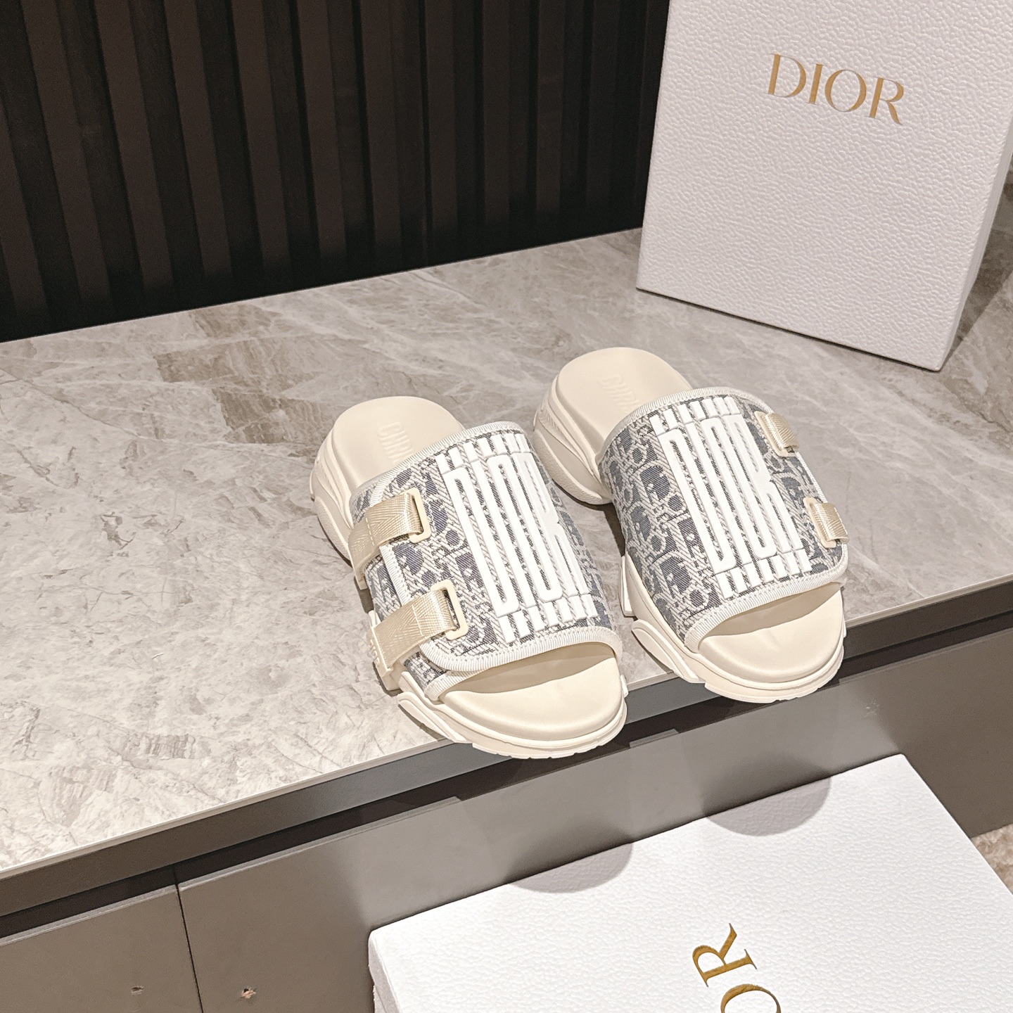 NO:512107,Top version Dior 25ss Spring and summer new style D-shaped embroidered thick-soled sports slippers Universal classic style This casual shoe is carefully crafted with printed mesh fabric, matched with soft foamed sole in the same color, and the side of the sole is decorated with brand logo to create a classic shape, comfortable to wear, and can be matched with various shapes to show a modern style. Original customization of special electric embroidery materials for the inner part of the upper, original IP foamed sole (lightweight) Outsole thickness 5cm Size: 35-41 sizes (34/40/41 custom made without return or replacement), slippers, dior, slippers19860909顶级版本 Dior 25ss 春夏新款 D字刺绣厚底运动拖鞋 特百搭经典款式 此款休闲鞋采用印花网眼织物精心制作,搭配同色调软发泡大底,大底侧边饰以品牌logo,打造经典造型,穿着舒适,可搭配各式造型,彰显摩登风范. 鞋面内里原版定制特殊电绣材料 鞋底原版IP发泡鞋底（轻便） 大底厚度5cm 码数 : 35-41码（34/40/41定做不退不换）,拖鞋,dior,slippers,Women's Shoes