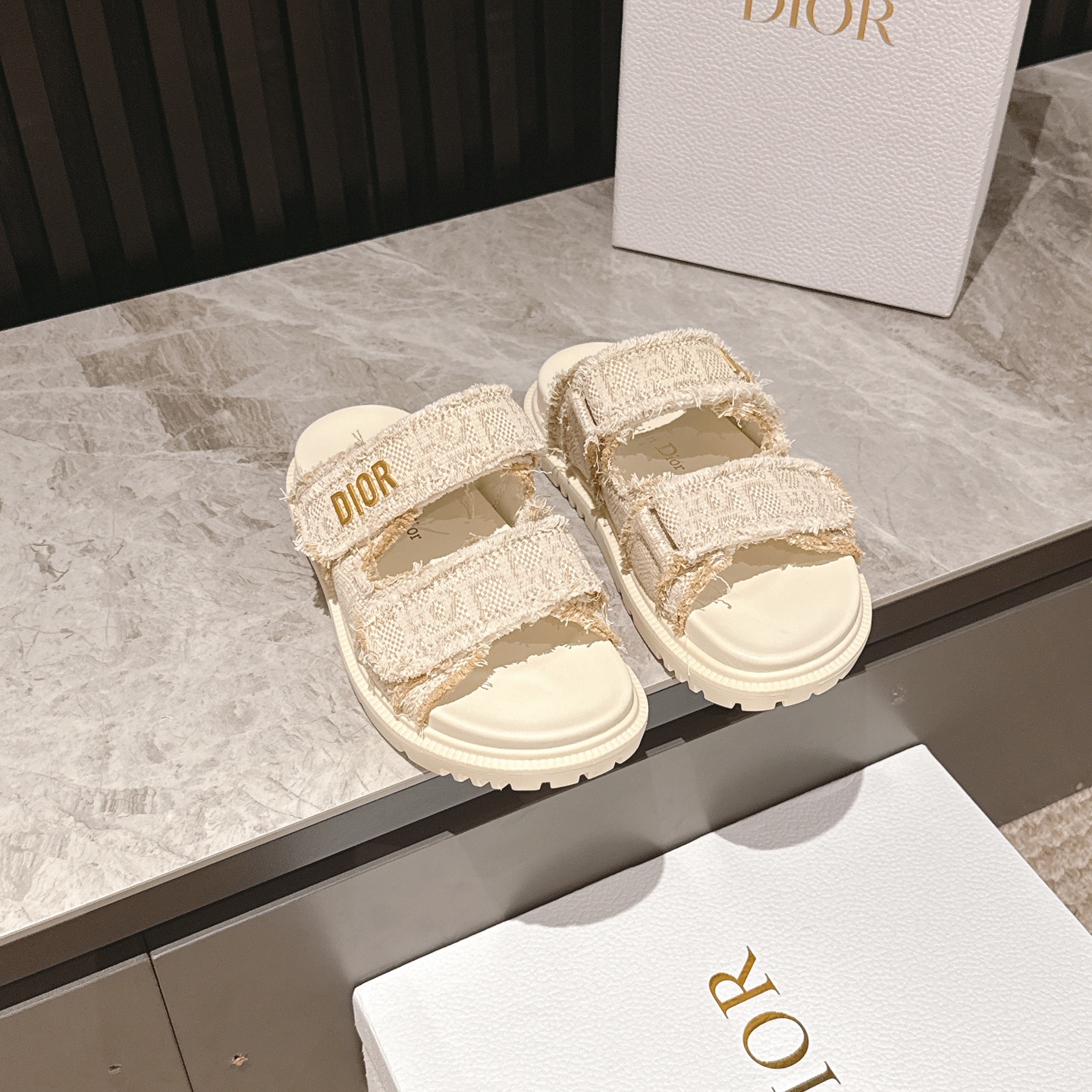 NO:512104,Top version Dior's latest popular sandals, classic upgraded Velcro sandals, original replica, super durable and super versatile, very comfortable to put on, slim and white, upper original cowhide, sheepskin, original d hardware buckle, original mold opening TPU outsole Size35-39 (40/41 custom made without return or exchange), sandals, dior, sandals, slippers, cowhide, sheepskin19860909顶级版本  迪奥最新火爆凉鞋 经典升级魔术贴凉拖鞋 原版复刻 超耐看超百搭款 上脚非常舒适 显瘦又显白 鞋面原版牛皮 羊皮里 原版d五金扣 原版开模TPU大底 Size35-39（40/41定做不退换）,凉鞋,dior,sandals,slippers,cowhide,sheepskin,Women's Shoes