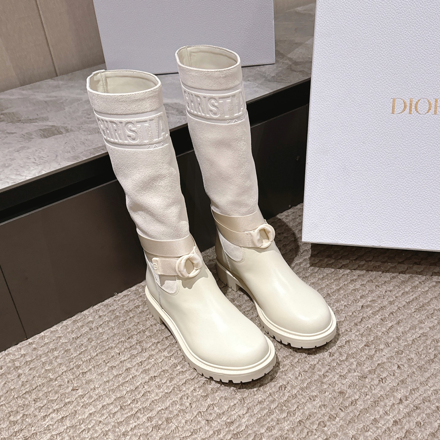 NO:562462,The top version of the leather Maoli 430Dior 25ss catwalk style long knight boots combines retro and modern feel, with a striking 'CHRISTIAN DIOR' brand logo on the boot shaft, which is highly recognizable. The buckle element in the details adds a workwear style and a sense of sophistication. It uses high-quality leather, and some styles are lined with plush, taking into account both texture and warmth; the soles are thick and have anti-slip texture, ensuring the stability and practicality of wearing.  Combine it with a slim-fitting woolen skirt or straight suit trousers, and a long coat or windbreaker to highlight your elegant and capable temperament. Choose a style with plush lining, match it with an over-the-knee sweater dress, and then put on a fur coat to keep you warm and show a sense of luxury. The upper is cowhide/cow suede, the lining is cowhide/wool, and the outsole is the original open-molded outsole.   size35-41 (40.41 custom-made, non-refundable), boots, dior, boots, skirts, jackets & coats, sweaters, business suit, cowhide19860909顶级版本皮里 毛里430Dior 25ss走秀款长筒骑士靴 融合了复古与摩登感,靴筒处带有醒目的“CHRISTIAN DIOR”品牌标识,辨识度极高.细节处的扣带元素增添了工装风与精致感.运用优质皮革,部分款式内衬毛绒,兼顾质感与保暖性；鞋底厚实且带有防滑纹路,保证穿着的稳定性与实用性. 与修身的毛呢半身裙或直筒西装裤组合,外搭长款大衣或风衣,凸显优雅干练的气质.选择带毛绒内衬的款式,搭配过膝毛衣连衣裙,再披上一件皮草外套,既保暖又尽显奢华感. 鞋面牛皮/牛反绒 内里牛皮/羊毛 大底原版开模大底 size35-41（40.41定做不退换）,靴子,dior,boots,skirts,jackets & coats,sweaters,business suit,cowhide,Women's Shoes
