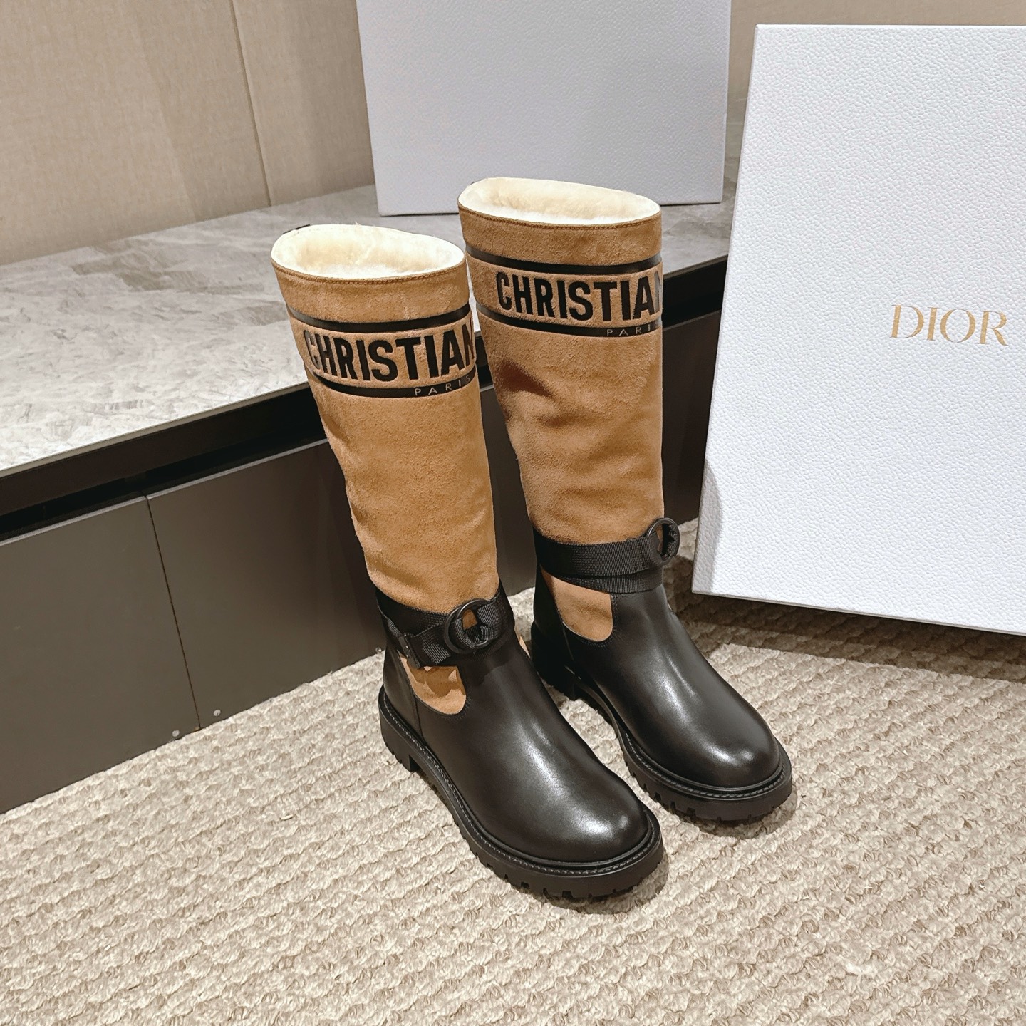 NO:562460,The top version of the leather Maoli 430 Dior 25ss catwalk style long knight boots combines retro and modern feel, with a striking 'CHRISTIAN DIOR' brand logo on the boot shaft, which is highly recognizable. The buckle element in the details adds a workwear style and sense of sophistication. It uses high-quality leather, and some styles are lined with plush, taking into account both texture and warmth; the soles are thick and have anti-slip texture to ensure the stability and practicality of wearing.  Combine it with a slim-fitting woolen skirt or straight suit trousers, and a long coat or windbreaker to highlight your elegant and capable temperament. Choose a style with plush lining, match it with an over-the-knee sweater dress, and then put on a fur coat to keep you warm and show a sense of luxury. The upper is cowhide/cow suede, the lining is cowhide/wool, and the outsole is the original open-molded outsole.   size35-41 (40.41 custom-made, non-refundable), boots, dior, boots, skirts, jackets & coats, sweaters, business suit, cowhide19860909顶级版本皮里 毛里430 Dior 25ss走秀款长筒骑士靴 融合了复古与摩登感,靴筒处带有醒目的“CHRISTIAN DIOR”品牌标识,辨识度极高.细节处的扣带元素增添了工装风与精致感.运用优质皮革,部分款式内衬毛绒,兼顾质感与保暖性；鞋底厚实且带有防滑纹路,保证穿着的稳定性与实用性. 与修身的毛呢半身裙或直筒西装裤组合,外搭长款大衣或风衣,凸显优雅干练的气质.选择带毛绒内衬的款式,搭配过膝毛衣连衣裙,再披上一件皮草外套,既保暖又尽显奢华感. 鞋面牛皮/牛反绒 内里牛皮/羊毛 大底原版开模大底 size35-41（40.41定做不退换）,靴子,dior,boots,skirts,jackets & coats,sweaters,business suit,cowhide,Women's Shoes