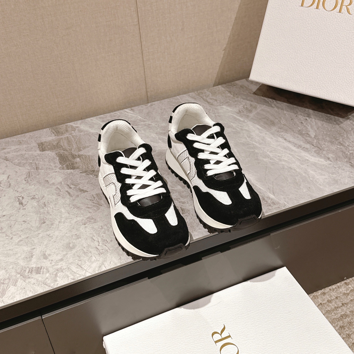 NO:562449,Top version Dior Dior 25/ C’est series new couple casual sports shoes ‘Made of suede cow leather and mesh fabric, light and breathable. The CD letters on the side are very recognizable for Dior, and the sports style design combined with tassel details also adds a touch of elegance. Fabric: Original fabric complex splicing Outsole: Original open mold outsole Size: #35-46, casual shoes/sports shoes, dior, dior, sneakers, cowhide19860909顶级版本 Dior 迪奥 25/ C’est系列 新款全新 情侣 休闲运动鞋 ‘以绒面牛皮革和网眼织物制作,轻盈透气.侧边的CD字母非常有Dior辩识度,运动风设计融合流苏细节也增添了一丝优雅气质 面料: 原版面料复杂拼接 大底: 原版开模大底 Size: #35-46,休闲鞋/运动鞋,dior,dior,sneakers,cowhide,Women's Shoes