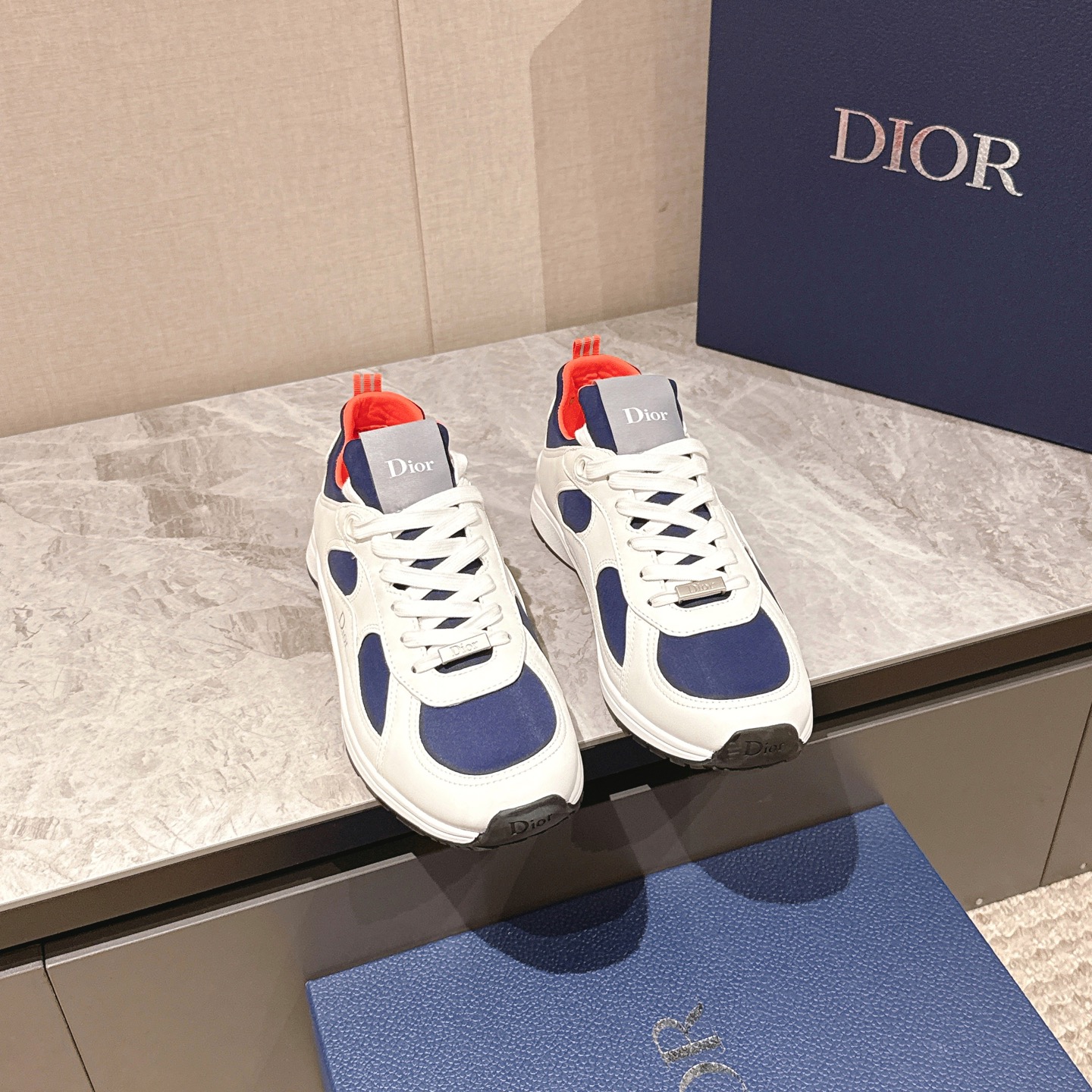 NO:562452,Top version Dior 25ss new sports casual shoes Dior Chrono new casual sports shoes running shoes dad shoes are really cool and futuristic! Really cool!  Once again interpreting Dior's concept of cool fashion, the lucky star will bless you with good luck. The new EVA sole is super light and super soft! A perfect replica of the original!  Upper cowhide/silk cloth, lining mesh, outsole, original molded outsole, size women's size 35-40 (customized at 40, non-returnable), male size 40-46 (customized at 46, non-returnable), casual shoes/sports shoes, dior, dior, sneakers, cowhide, real silk19860909顶级版本 Dior 25ss新款运动休闲鞋 Dior Chrono 新款休闲运动鞋跑鞋老爹鞋 真的酷毙了,未来感十足! 真的好飒！再次演绎了迪奥酷时尚的理念,幸运星为你加持好运,全新的EVA鞋底超轻超软!原版完美复刻！ 鞋面牛皮/真丝布 内里网面 大底原版开模大底 size女码35-40（40定制不退换）男码40-46（46定制不退换）,休闲鞋/运动鞋,dior,dior,sneakers,cowhide,real silk,Women's Shoes