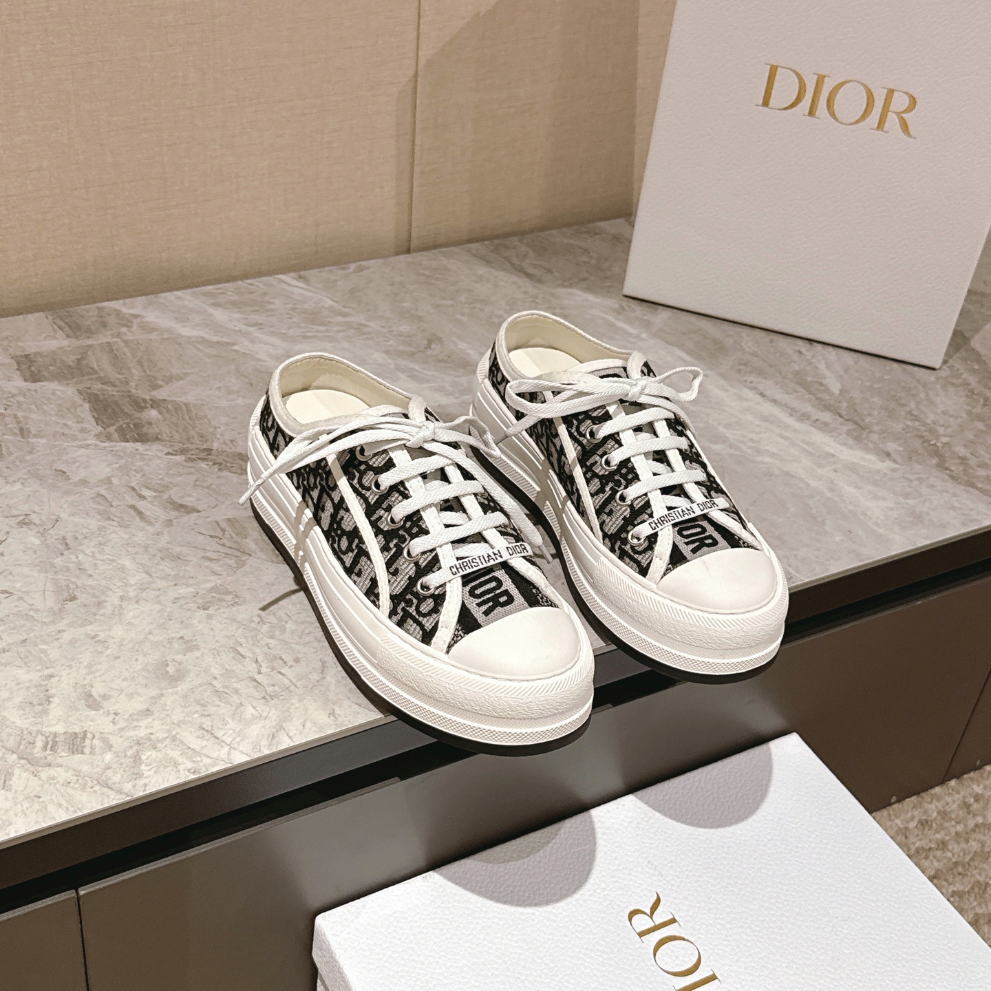 NO:562456,Top version Dior'# series presbyopic embroidery Thick-soled canvas shoes Casual sneakers This Walk'n'Dior thick-soled sneaker is a fashionable item that enhances the style of the series. Oblique printed cotton embroidered upper, with comfortable thick sole, tongue and Christian Dior Paris logo laces. It can add fashionable temperament to various casual looks. Original customized imported Oblique printed embroidery fabric Imported soft sheepskin lining Original exclusive open-molded TPU outsole  Bottom thickness 4.5CM Size: Women's 35-42 (40/41/42 customized, non-returnable), casual shoes/sports shoes, dior, dior, sneakers, sheepskin19860909顶级版本  迪奥'#系列老花刺绣 厚底帆布鞋 休闲运动鞋 这款 Walk'n'Dior 厚底运动鞋是一款时尚单品,提升该系列的格调.Oblique 印花棉质刺绣鞋面,搭配舒适厚底、鞋舌和 Christian Dior Paris 标志鞋带.可为各式休闲造型增添时髦气质 原版定制进口Oblique 印花刺绣面料 进口柔软羊皮里内里 原版独家开模TPU大底 底厚4.5CM Size: 女款35-42（40/41/42定做不退换）,休闲鞋/运动鞋,dior,dior,sneakers,sheepskin,Women's Shoes