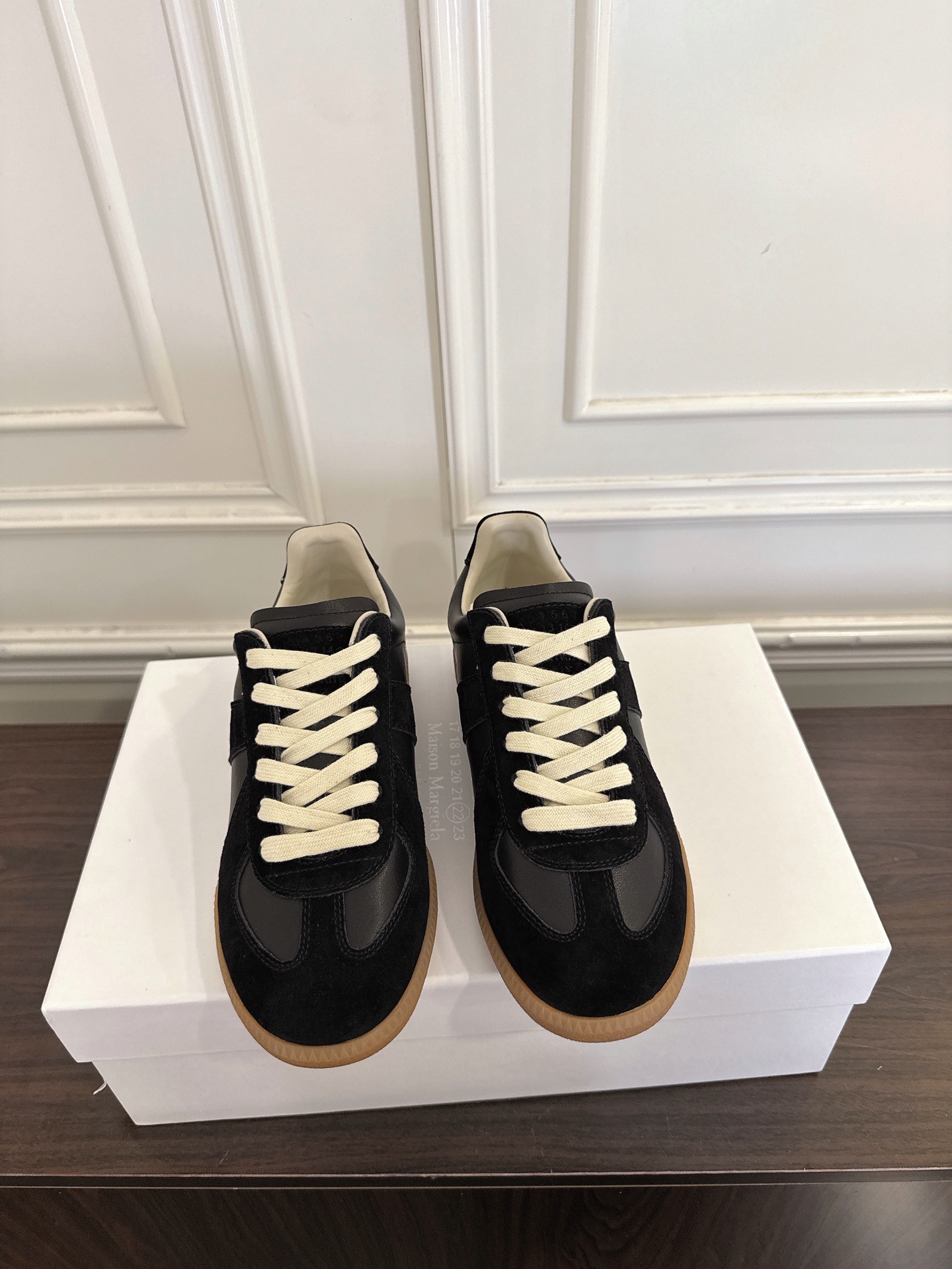 NO:615275,MaisonMargiela MM6 Margiela 25 new colors, couple model, moral training shoes, casual sports shoes, original purchase, development, production, genius designer brand, an affordable luxury brand. This German training shoe continues the classic T-shaped leather splicing design. It has been carefully improved by the design team many times, just to let you experience the most original military taste.  Material Special material/cloth surface, soft and delicate characteristics combined with fashionable cloth surface, making it extremely soft and comfortable while maintaining good breathability ~ Comfort and texture go hand in hand, making it easy to wear any combination in all seasons. Fabric Original custom-made imported cowhide. Lining imported soft sheepskin. Outsole original molded rubber material. Bottom thickness 2.5CM. Size women's 35-40 / men's 39-45 (women's 40).  Men's 45 (custom-made, non-refundable), casual shoes/sports shoes, masion margiela, masion margiela, sneakers, cowhide, sheepskin19860909MaisonMargiela MM6 马吉拉 25新色 情侣款 德训鞋 休闲 运动鞋 原版购入开发 做货 鬼才设计师品牌,一个轻奢品牌 这一款德国训练鞋延续了经典的T形真皮拼接设计,经过设计团队多次的精心改良,只为让您体验最原始的军旅味道 材质特殊材料/布面,柔软细腻的特点与时尚潮流的布面相结合,使其既有超高的柔软舒适度,又同时保持不错的透气性能~舒适与质感并行,轻松驾驭四季穿着任何搭配 面料原版定制进口牛皮 内里进口柔软羊皮里 大底原版开模橡胶材质 底厚2.5CM Size女款35-40 / 男款39-45（女40 男45订做不退换）,休闲鞋/运动鞋,masion margiela,masion margiela,sneakers,cowhide,sheepskin,Women's Shoes