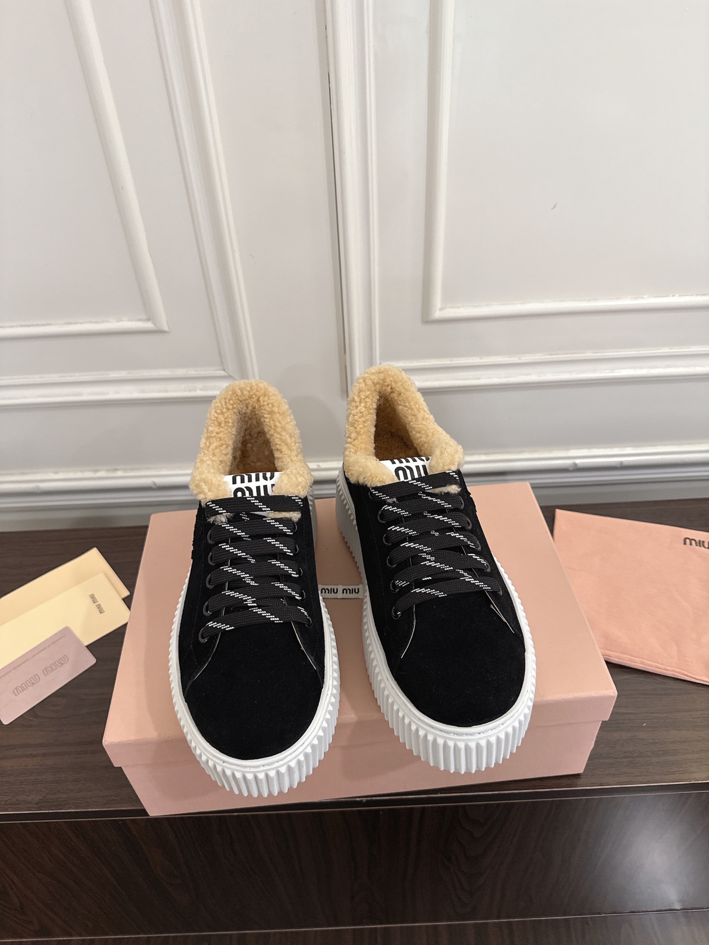 NO:615280,MIUMIU 2025 new autumn and winter wool thick-soled biscuit shoes, casual shoes, winter classics upgraded with wool. While increasing by 4 cm, they have the elegance and lightness of biscuit shoes, as well as the cuteness and warmth of furry texture! It can be said that fashion and practicality coexist~ Upper cowhide Inner: wool outsole original molded non-slip outsole Shoe size: 35-40, casual shoes/sports shoes, miumiu, sneakers, cowhide19860909MIUMIU2025秋冬新款羊毛厚底饼干鞋 休闲鞋 冬季经典升级加羊毛 增高4厘米的同时,既有饼干鞋的秀气轻盈,又有毛毛质感的可爱和保暖性!可谓是时尚与实用并存了~ 鞋面牛皮 内里: 羊毛 大底原版开模防滑大底 鞋码: 35-40,休闲鞋/运动鞋,miumiu,sneakers,cowhide,Women's Shoes