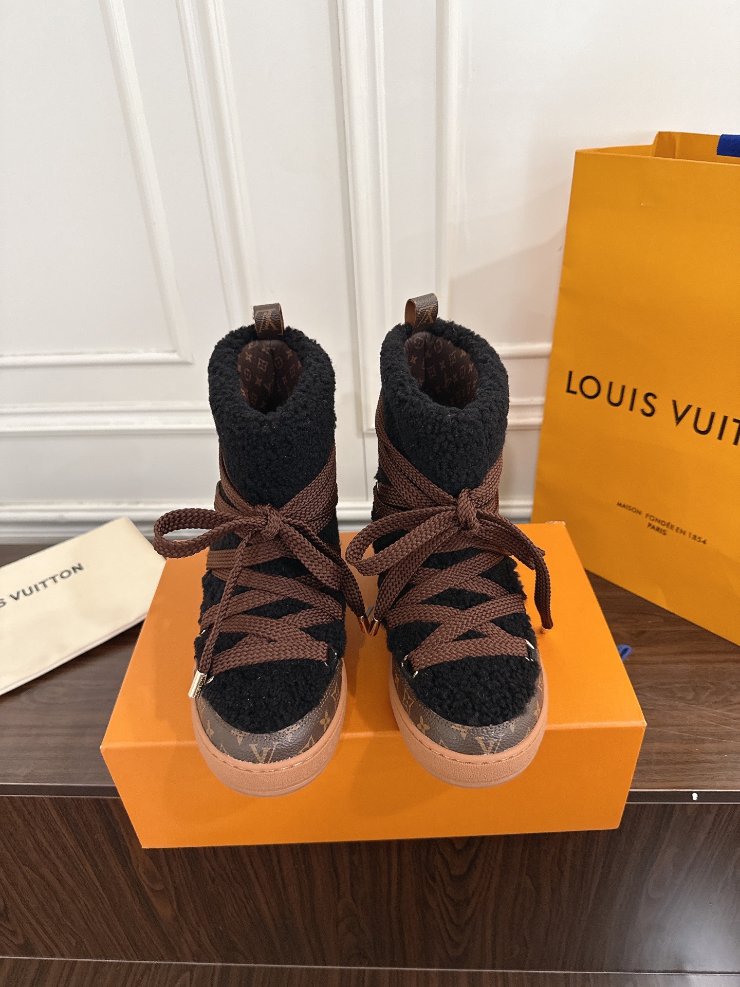 NO:615272,Louis Vuitton Louis Vuitton's latest snow boots for autumn and winter. There are many celebrity Internet celebrities. Real wool uppers are waterproof, windproof and warm. Wool lining is comfortable and breathable. Now is the season, so those who want to buy it should hurry up and stock up. Wear shoes in winter for running and jumping every day. The most important thing is that the soles should be lightweight!  Ultra-light, MAX comfort, it really feels like stepping on shit. With proven quality, you don’t have to choose too much when buying shoes. You really don’t!  Just to get the best value for money, a pair like this is enough in the snow in winter. The outsole is cold-resistant PU and rubber combination, non-slip outsole, size 35-41 (40.41 custom-made, non-returnable), snow boots, louis vuitton, louis vuitton, boots19860909Louis Vuitton 路易威登 秋冬最新款雪地靴 超多明星网红种草 真羊毛鞋面 防水防风又保暖 羊毛尼内里舒适又透气,现在正当季,剁手党抓紧囤起来,冬天穿着鞋子每天跑跑跳跳,最重要就是鞋底要轻便！超轻便,舒适感MAX,真的是踩屎感十足 经得住考验的品质,买鞋不用太多选择,真不需要！就是争取到最高性价比,冬季雪地里这样一双足以 大底耐寒PU加橡胶组合防滑大底 码数35-41（40.41定做不退换）,雪地靴,louis vuitton,louis vuitton,boots,Women's Shoes