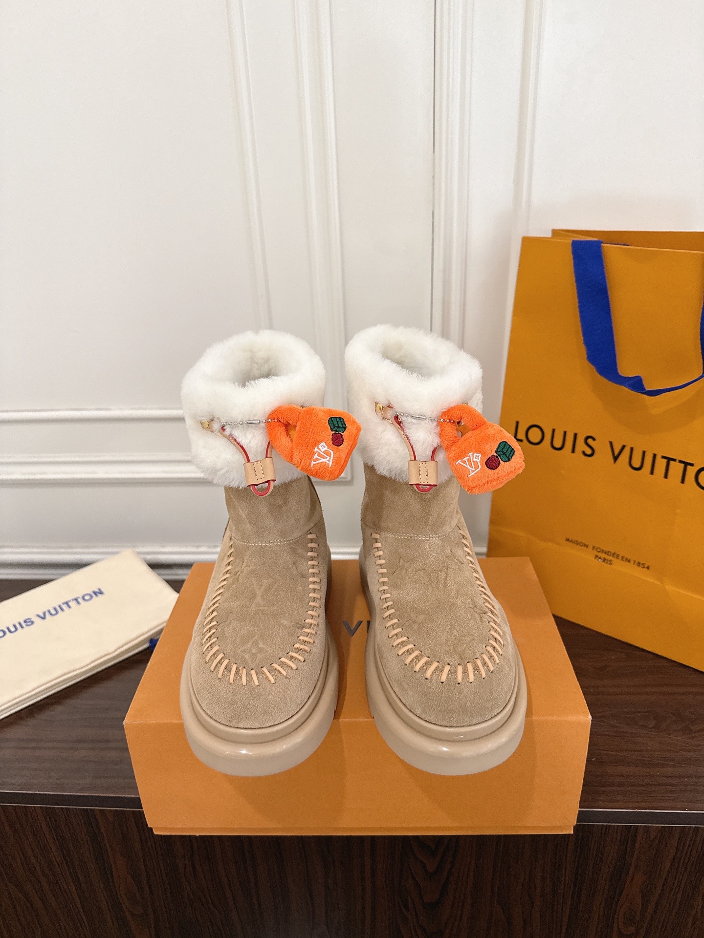 NO:615264,Louis Vuitton Louis Vuitton's 25th new ski series snow boots are made of suede cow leather with a velvet texture and are lined with soft and warm shearling. The letter stitching on the upper and the inscribed buckle of the adjustable shoelaces enrich the brand details. The lightweight micro outsole completes the trendy style. The fabric is made of original imported first-layer cowhide. The lining is made of wool and the original molded outsole.  Size 35-41 (40.41 is custom-made and non-returnable), half-drag snow boots, louis vuitton, louis vuitton, boots, cowhide19860909Louis Vuitton 路易威登 25新品滑雪系列 雪地靴 以绒面牛皮革呈现丝绒质感 搭配柔暖羊毛皮内衬 鞋面的 字母缝线和可调节鞋带的铭纹搭扣共同丰富品牌细节 轻盈微型外底完善潮流格调 面料采用原版进口头层牛皮 内里垫脚羊毛 原版开模大底 码数35-41（40.41定做不退换）,半拖雪地靴,louis vuitton,louis vuitton,boots,cowhide,Women's Shoes